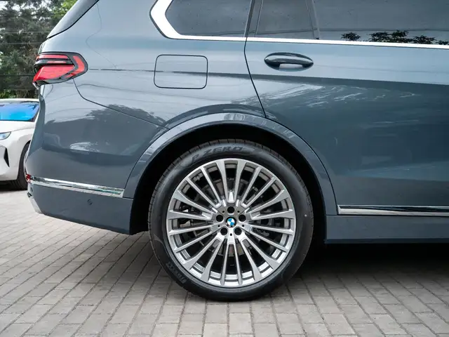 BMW X7 view 9