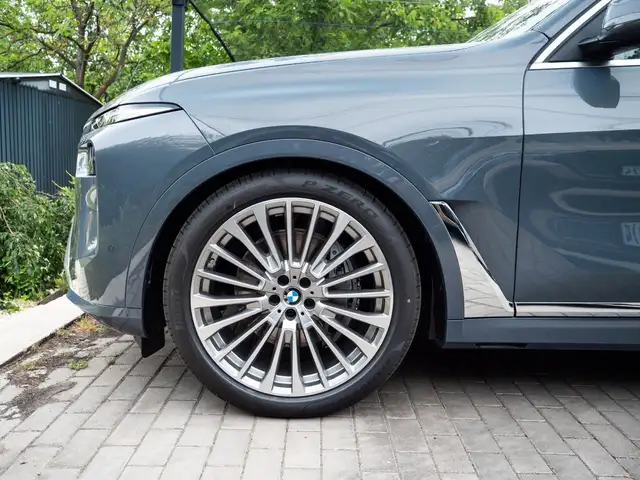 BMW X7 view 11