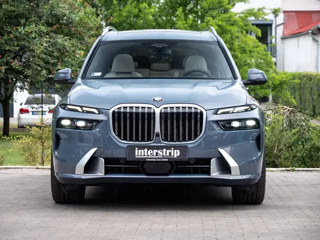 BMW X7 view 2