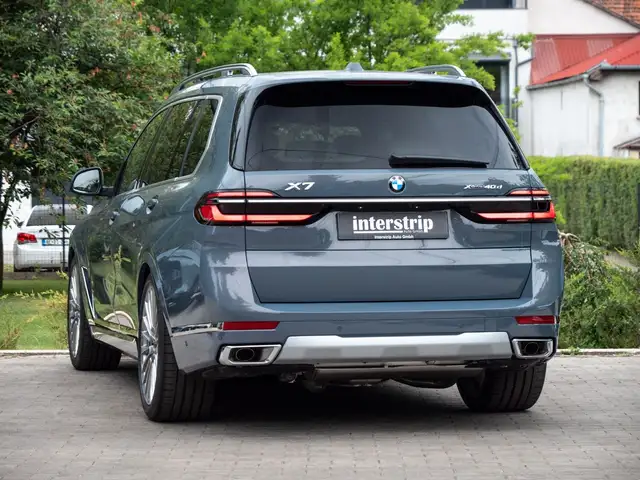 BMW X7 view 4