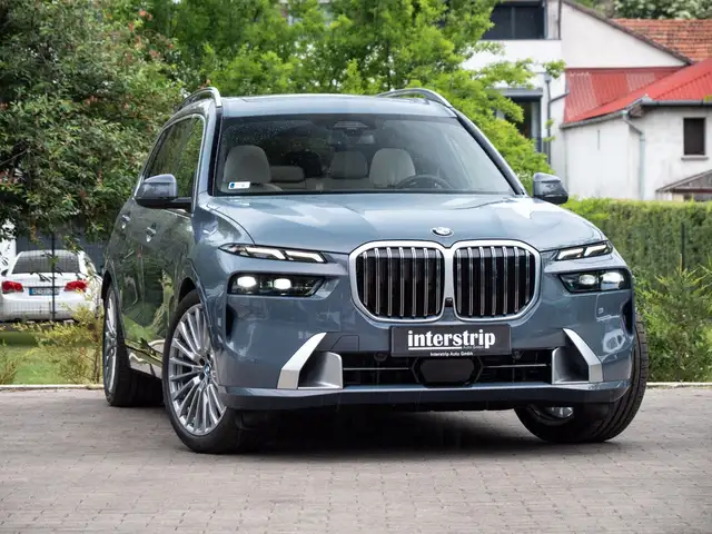 BMW X7 view 3
