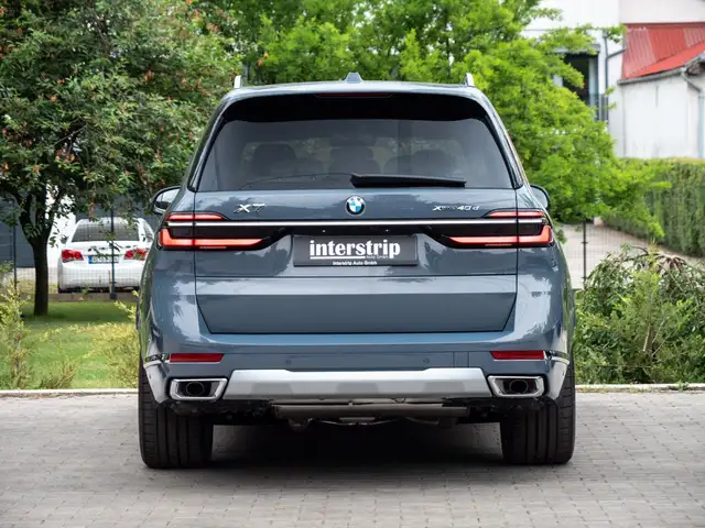 BMW X7 view 5