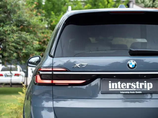 BMW X7 view 7