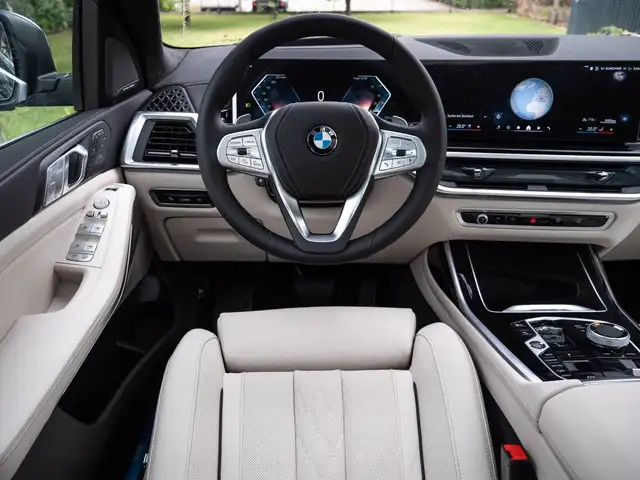 BMW X7 view 15