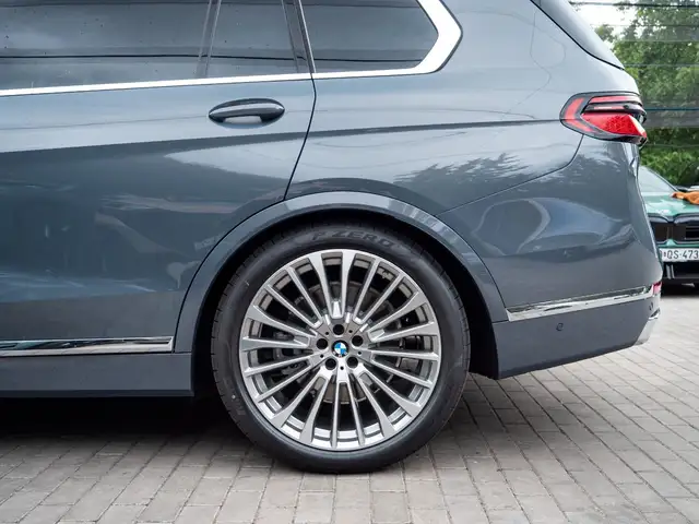 BMW X7 view 12