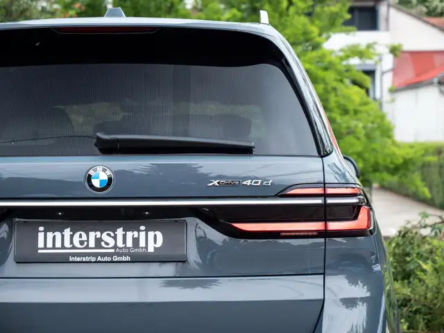 BMW X7 view 8