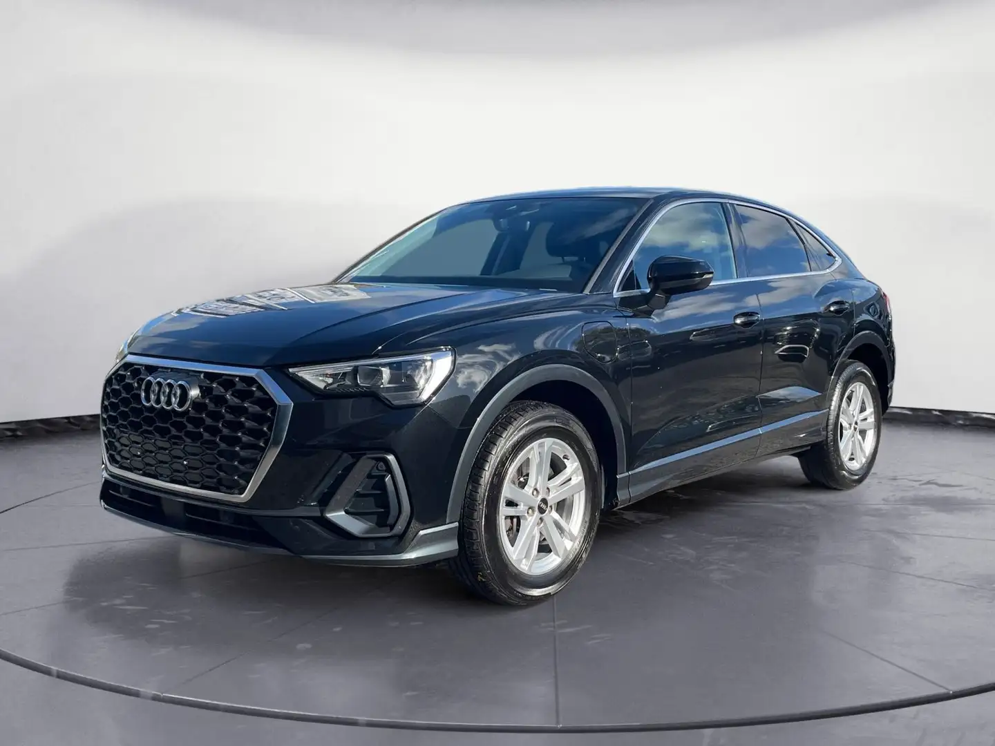 Audi Q3 45 TFSIe S tronic e-tron KomfortKey Schwarz - 2