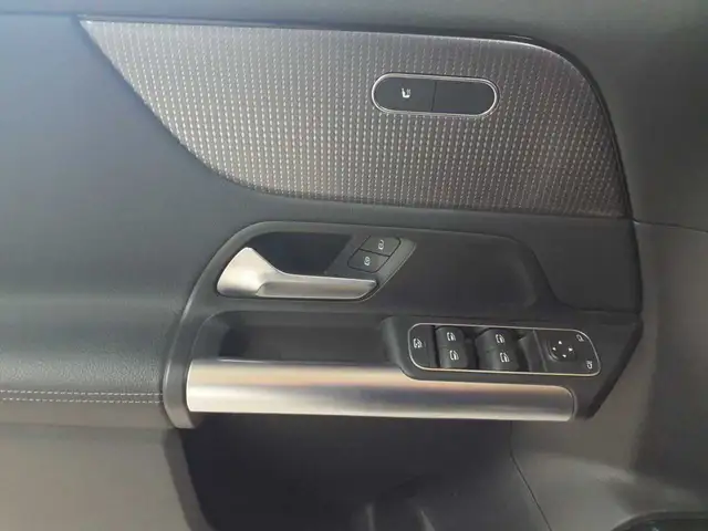 Mercedes-Benz 220 view 4