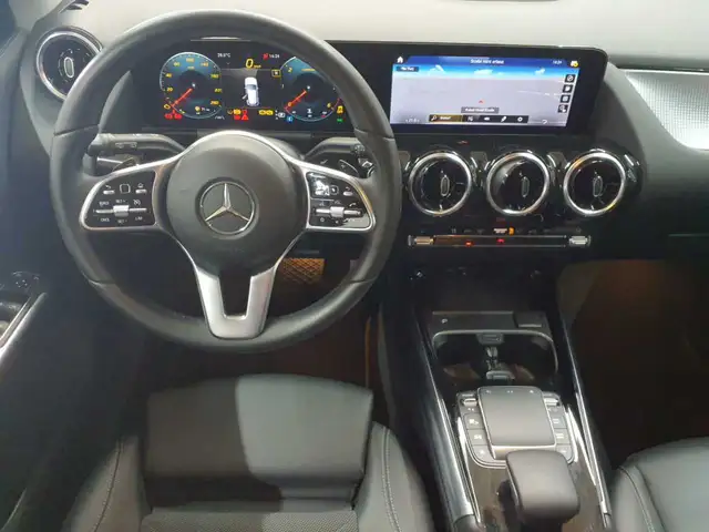 Mercedes-Benz 220 view 6
