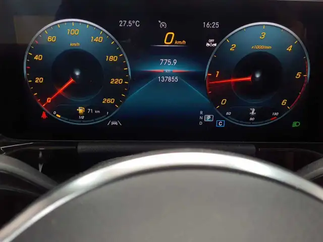 Mercedes-Benz 220 view 14