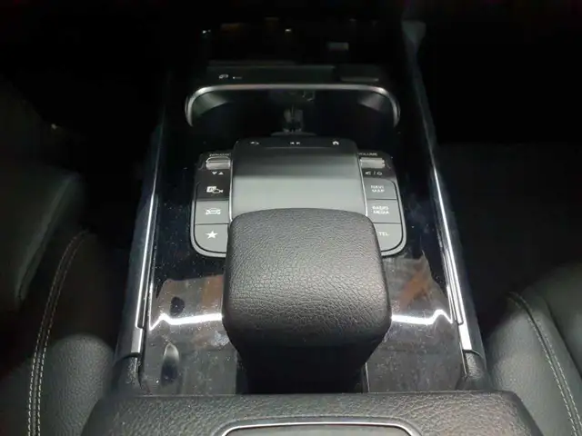 Mercedes-Benz 220 view 16