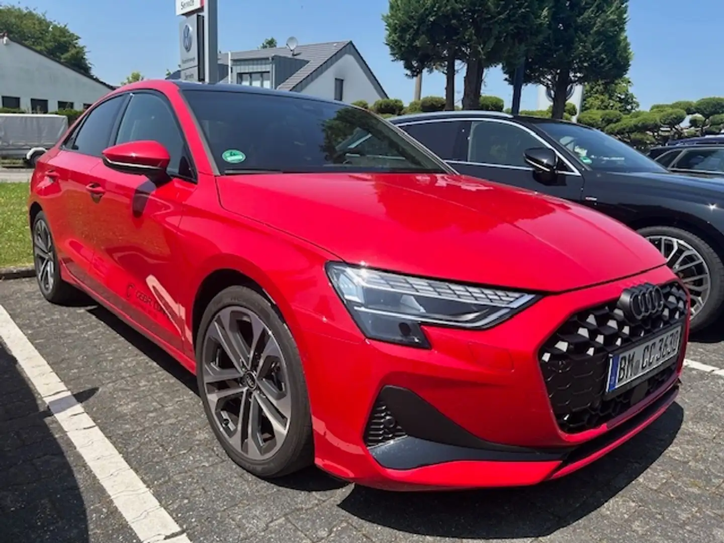 Audi A3 Limousine 35 TFSI NP: 55.000 € Rot - 2