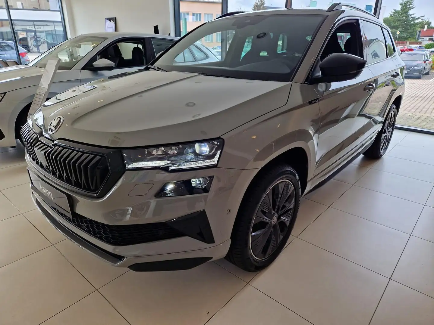 Skoda Karoq 1.5TSI Sportline DSG Matrix AHK Navi Grau - 1