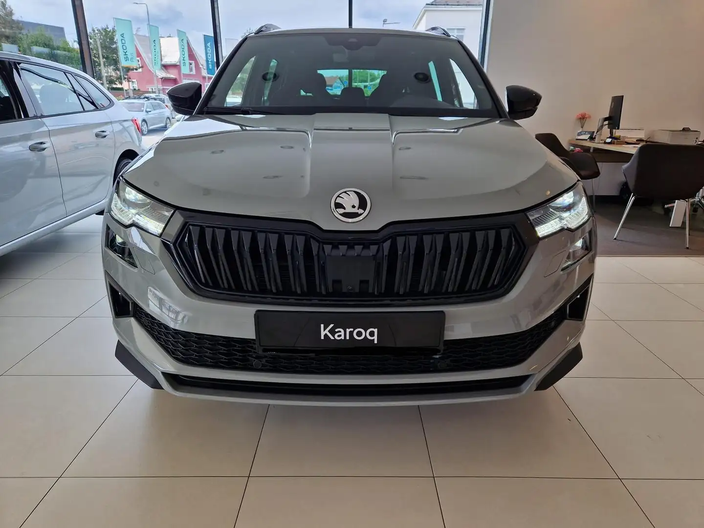 Skoda Karoq 1.5TSI Sportline DSG Matrix AHK Navi Gris - 2