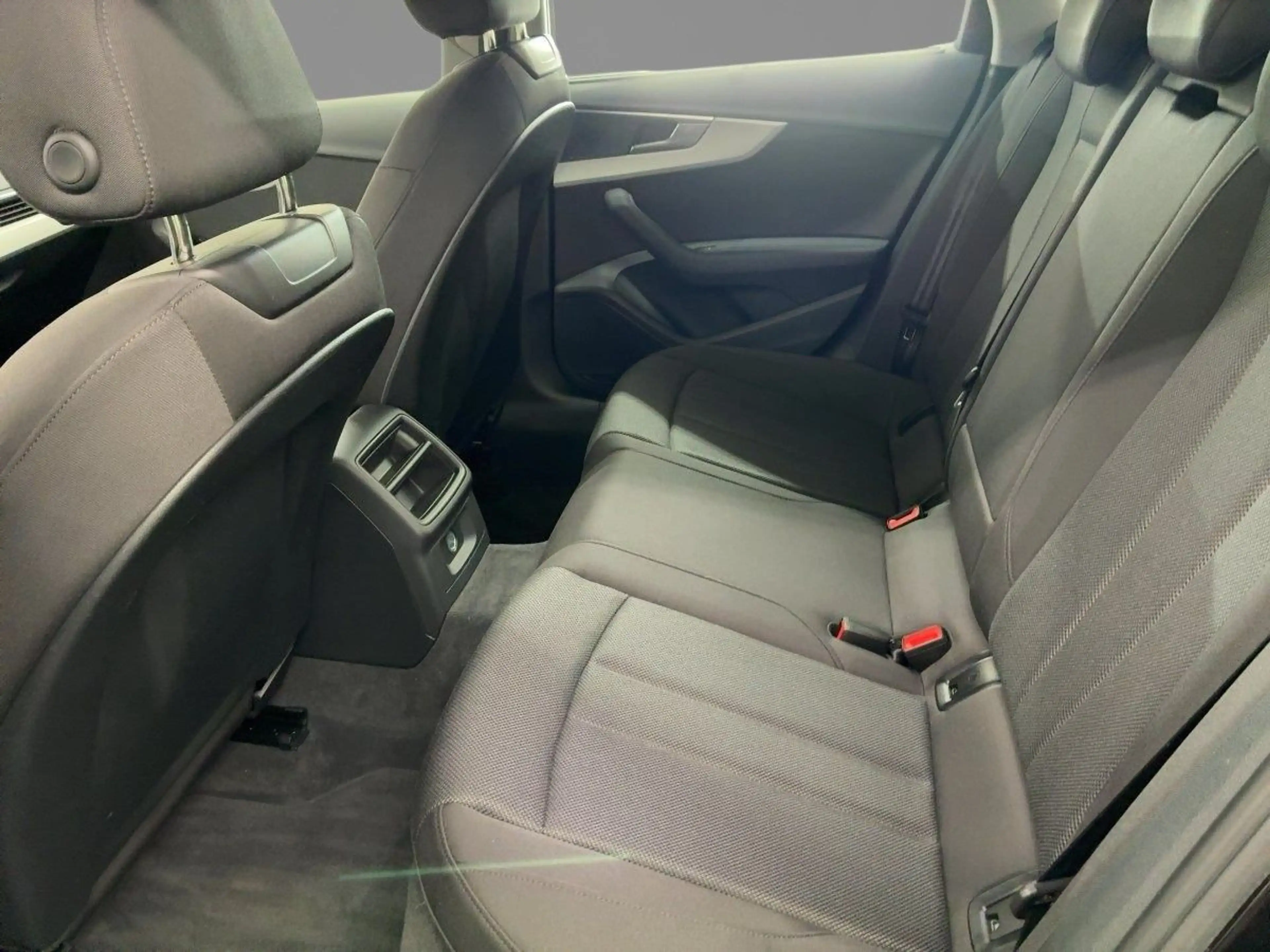 Audi A4 35 TDI S tronic DAB PDC Sitzheizung — photo 7