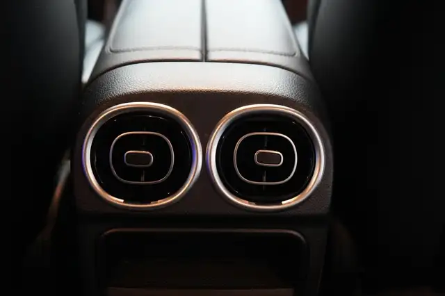 Mercedes-Benz C-Class view 13