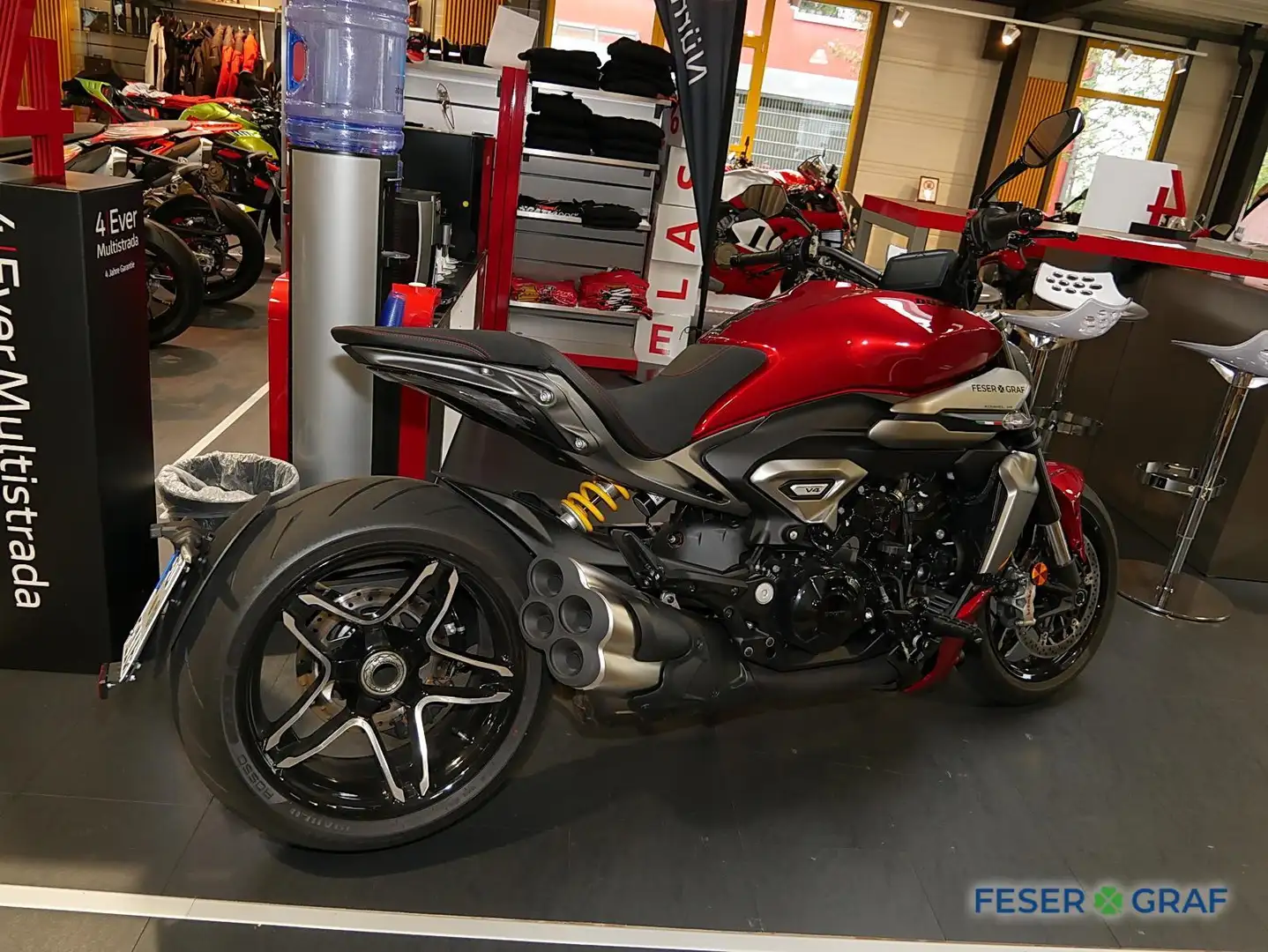 Ducati Diavel V4- wenig km Rot - 2