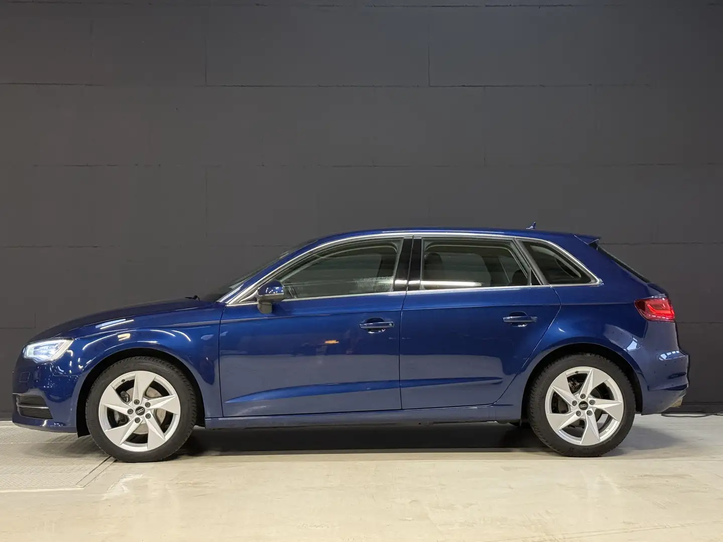 Audi A3 Sportback 1.2 TFSI Attraction Pro Line plus | Navi Blauw - 2