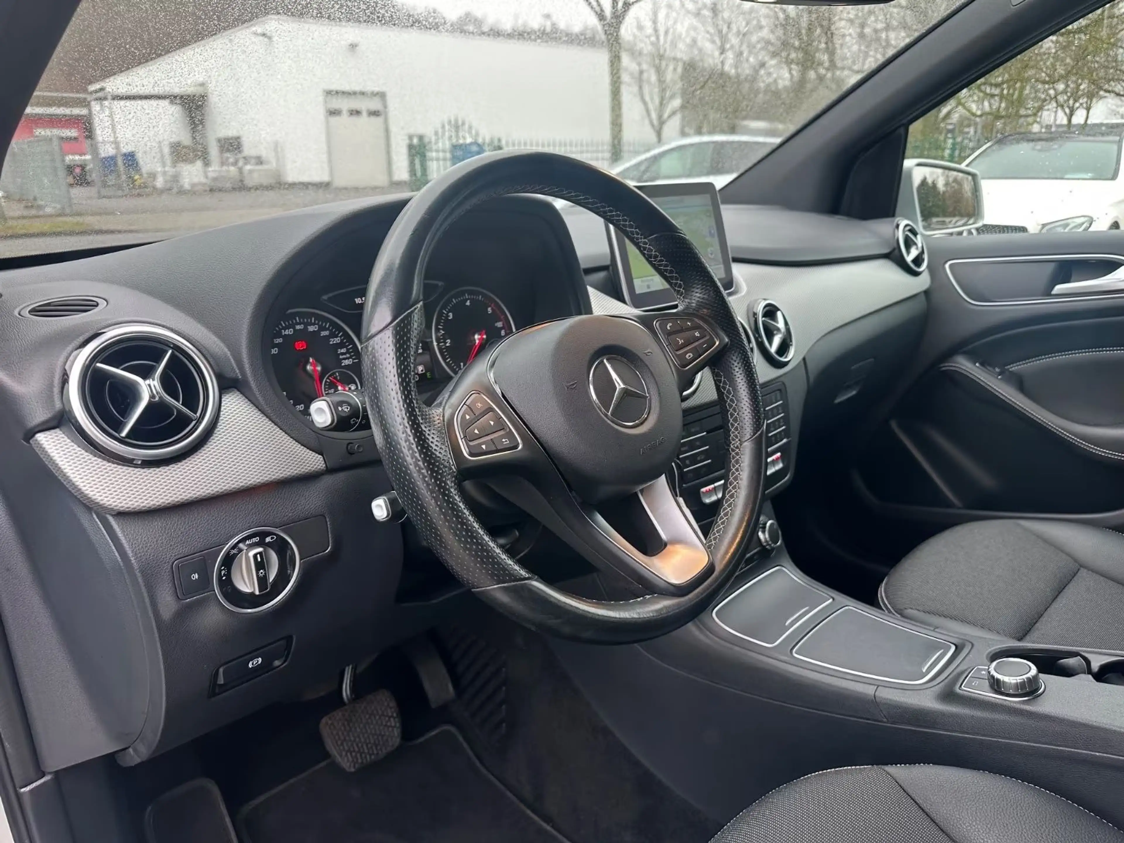 Mercedes-Benz B 180 d Aut. URBAN Nav LED SHZ Temp PDC Bluetooth — photo 17