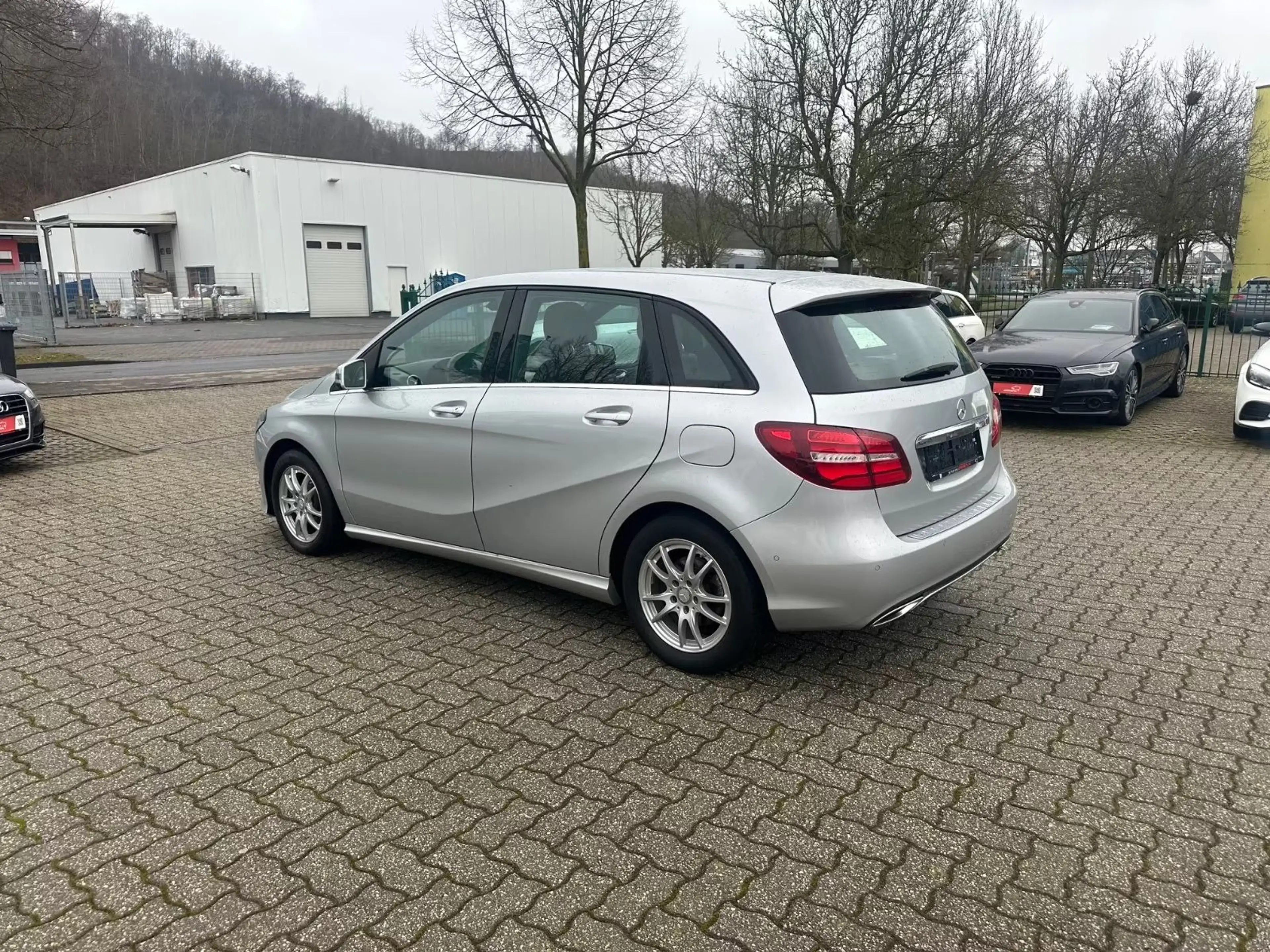 Mercedes-Benz B 180 d Aut. URBAN Nav LED SHZ Temp PDC Bluetooth — photo 5