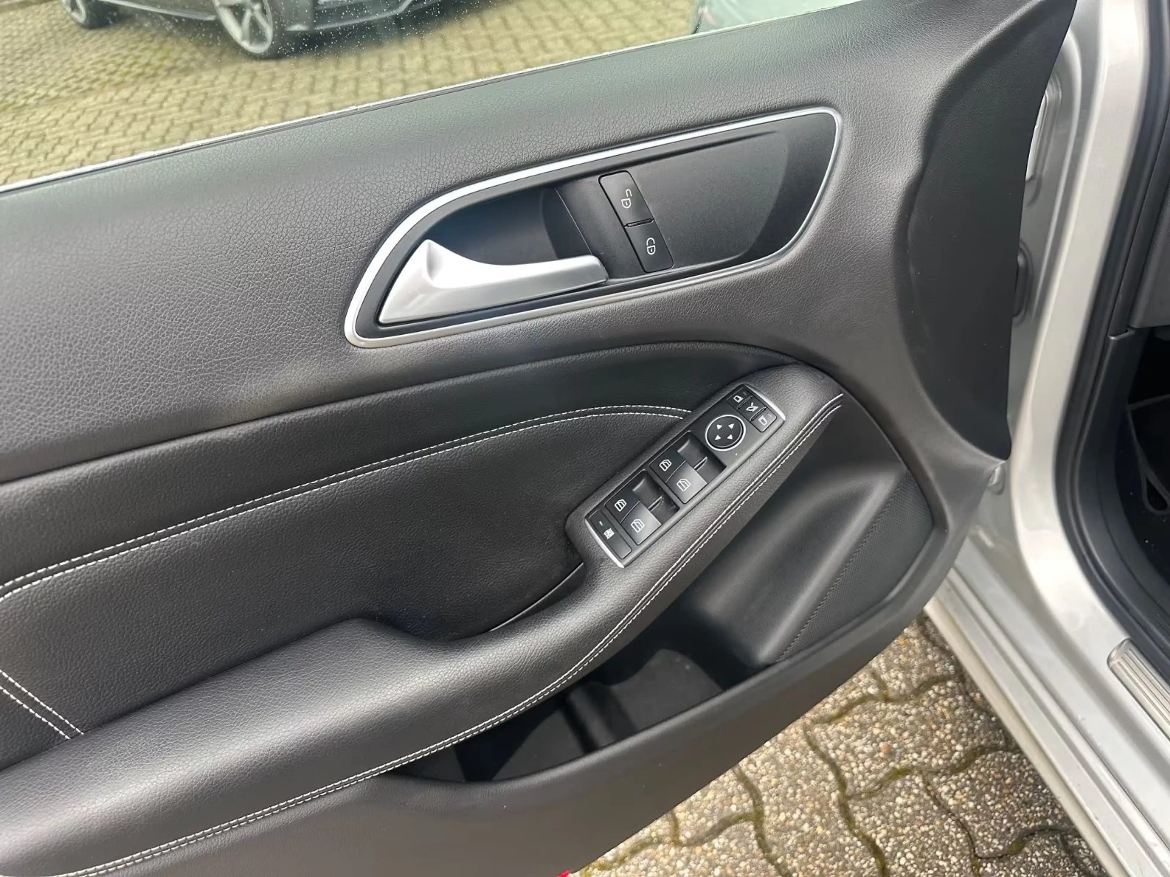Mercedes-Benz B 180 d Aut. URBAN Nav LED SHZ Temp PDC Bluetooth — photo 25