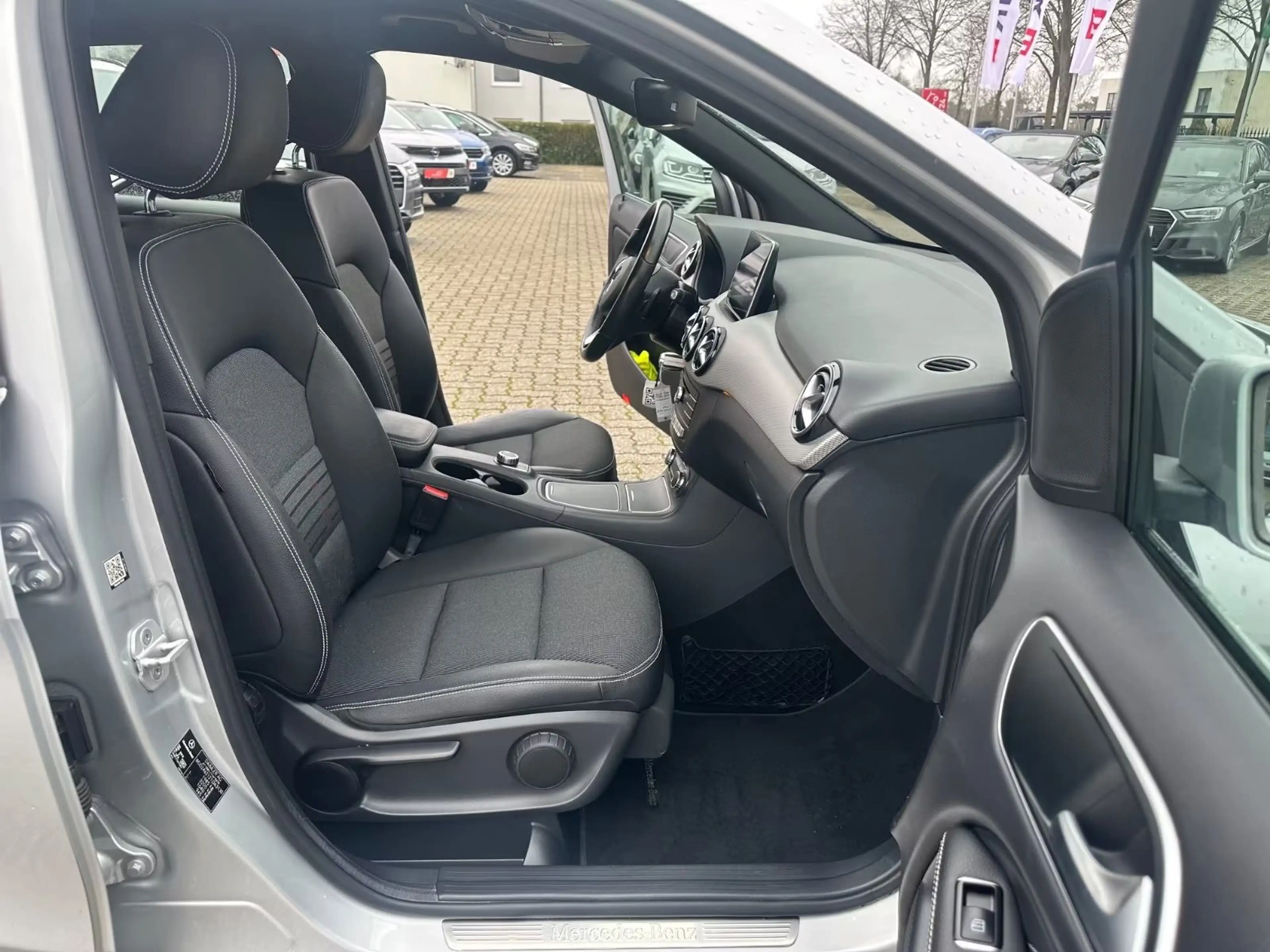 Mercedes-Benz B 180 d Aut. URBAN Nav LED SHZ Temp PDC Bluetooth — photo 15