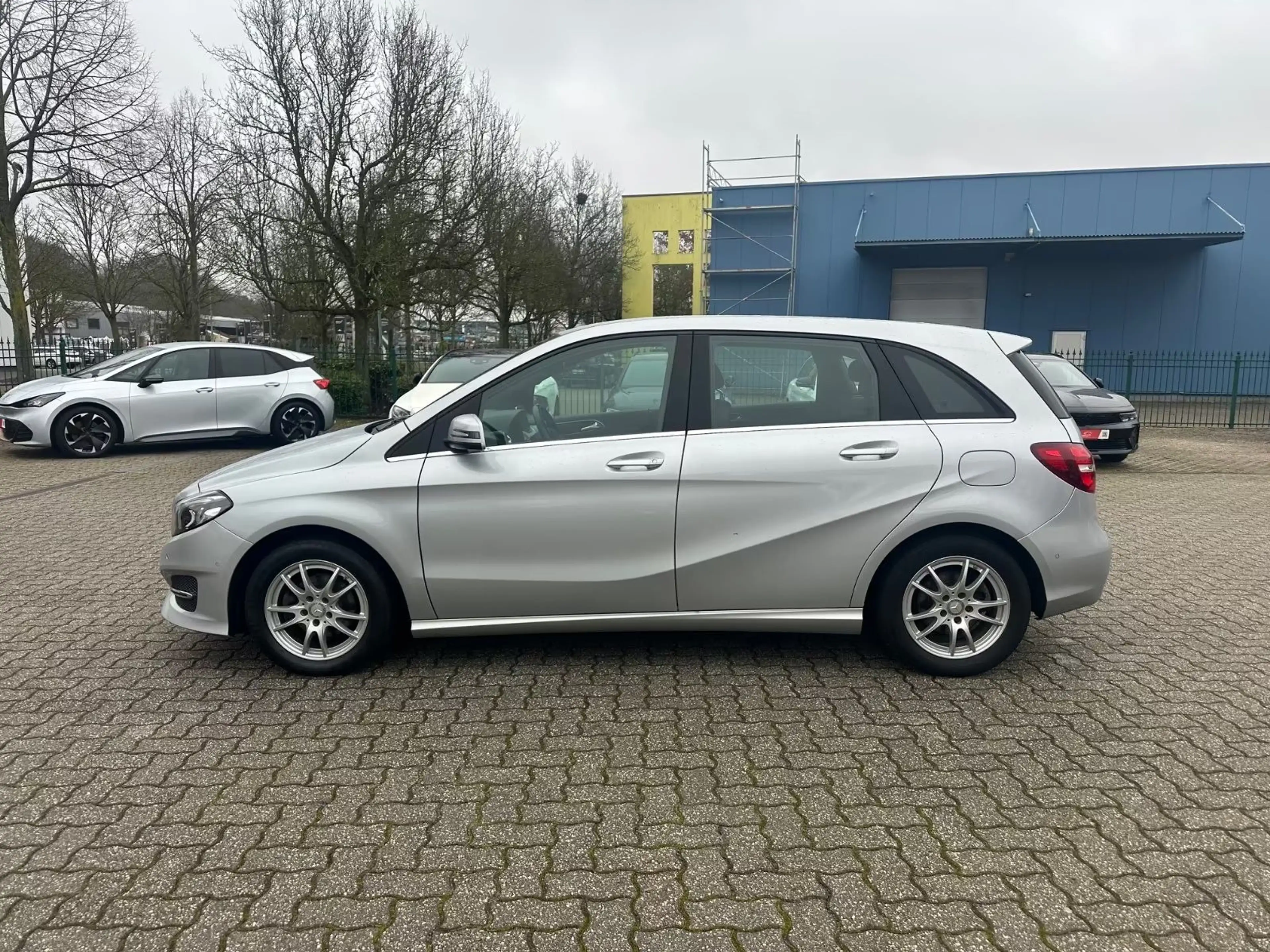 Mercedes-Benz B 180 d Aut. URBAN Nav LED SHZ Temp PDC Bluetooth — photo 3