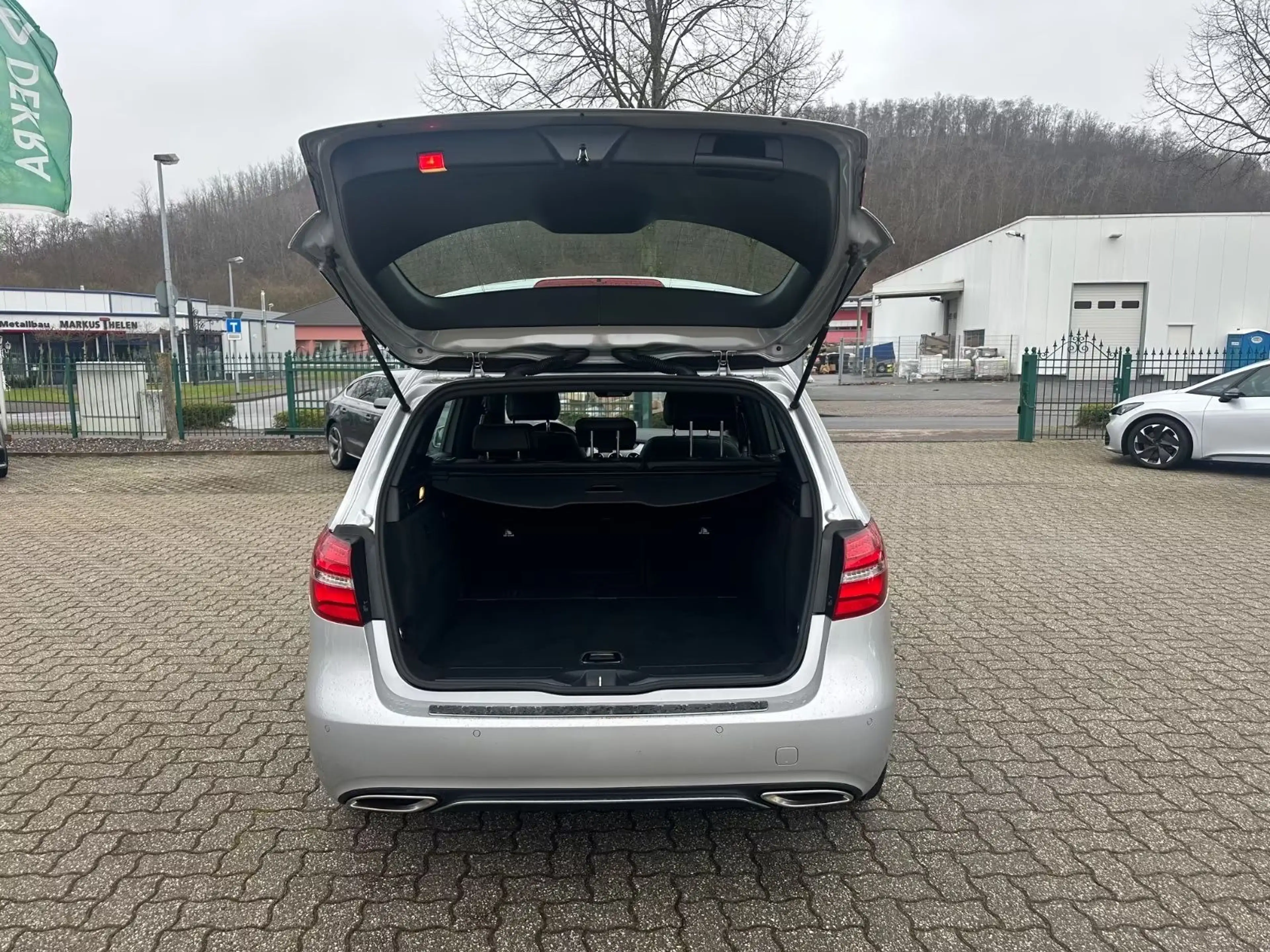 Mercedes-Benz B 180 d Aut. URBAN Nav LED SHZ Temp PDC Bluetooth — photo 8
