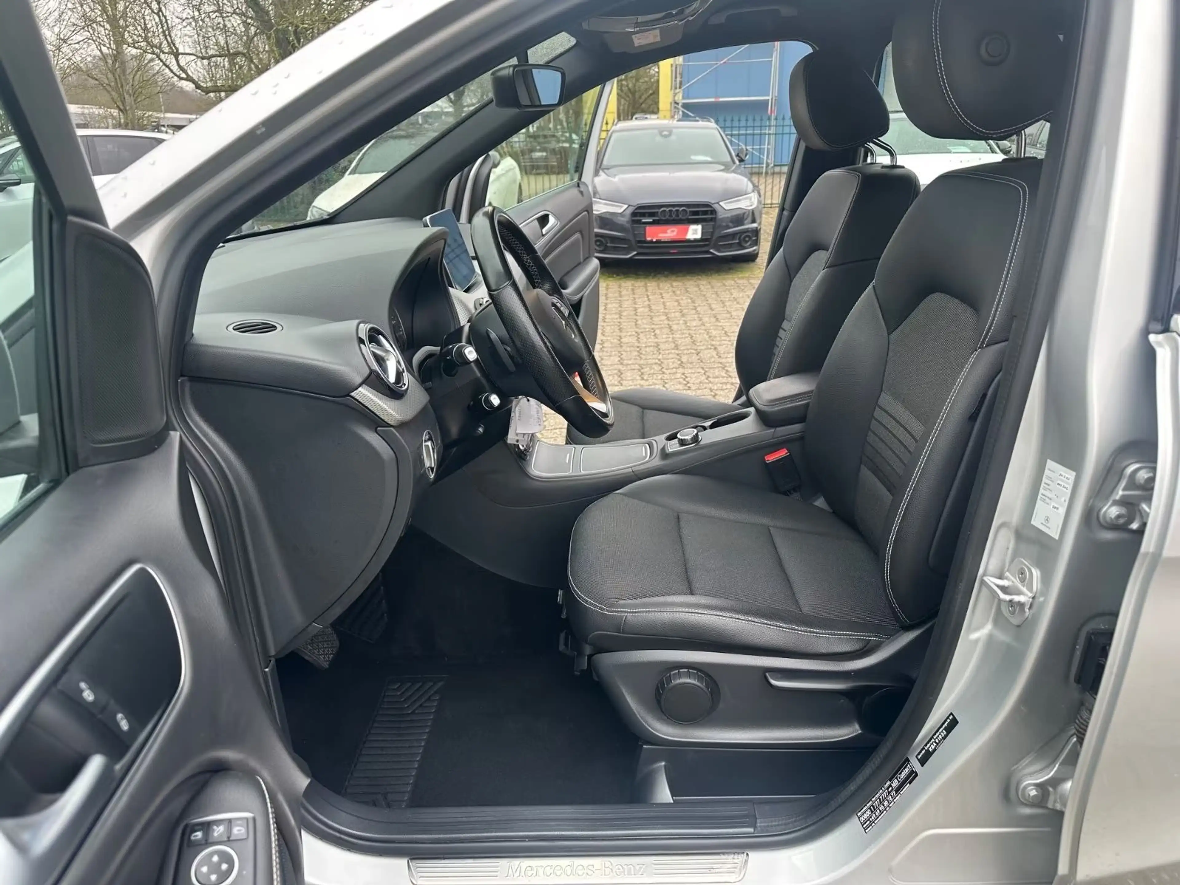 Mercedes-Benz B 180 d Aut. URBAN Nav LED SHZ Temp PDC Bluetooth — photo 12