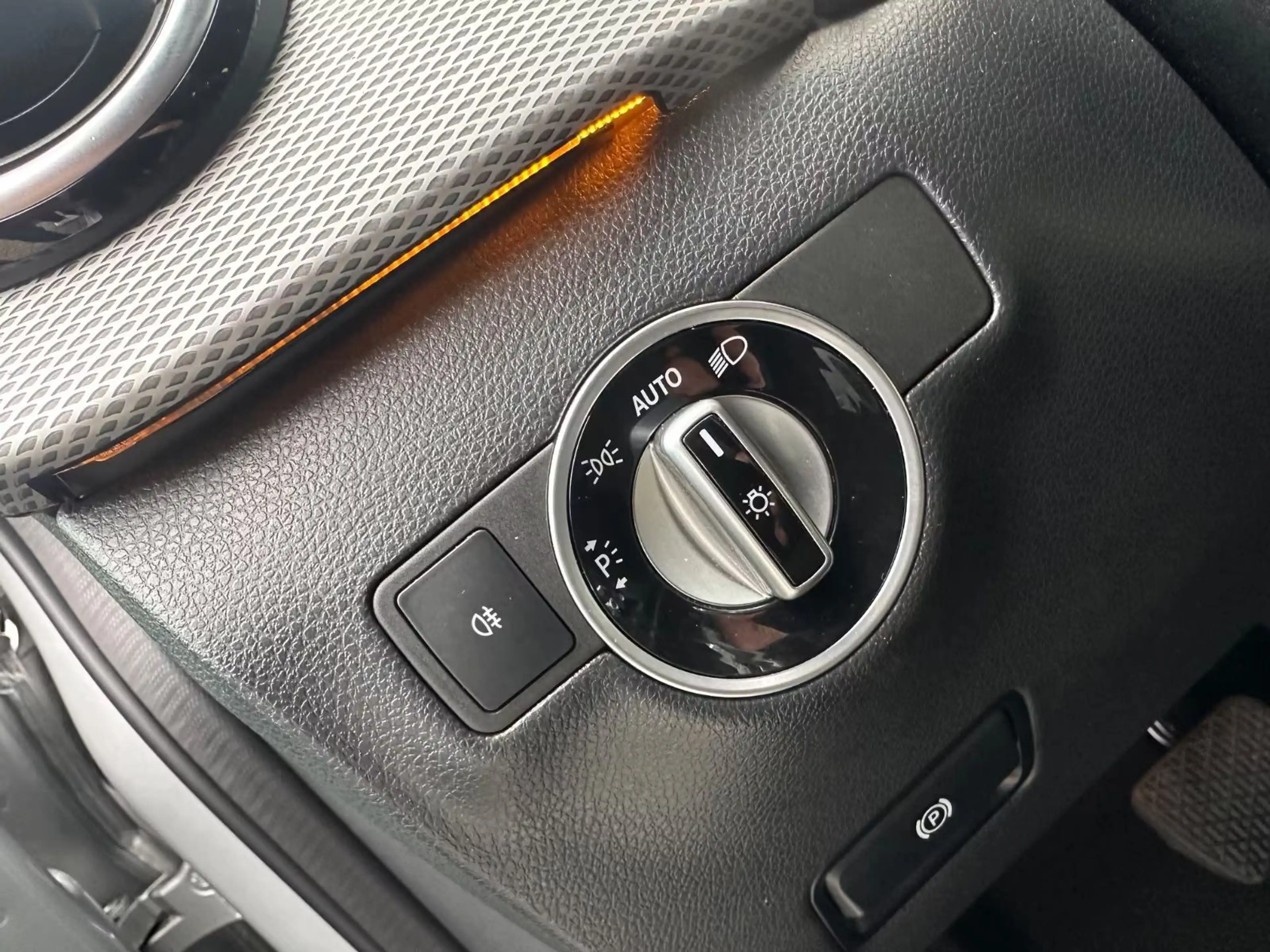 Mercedes-Benz B 180 d Aut. URBAN Nav LED SHZ Temp PDC Bluetooth — photo 26