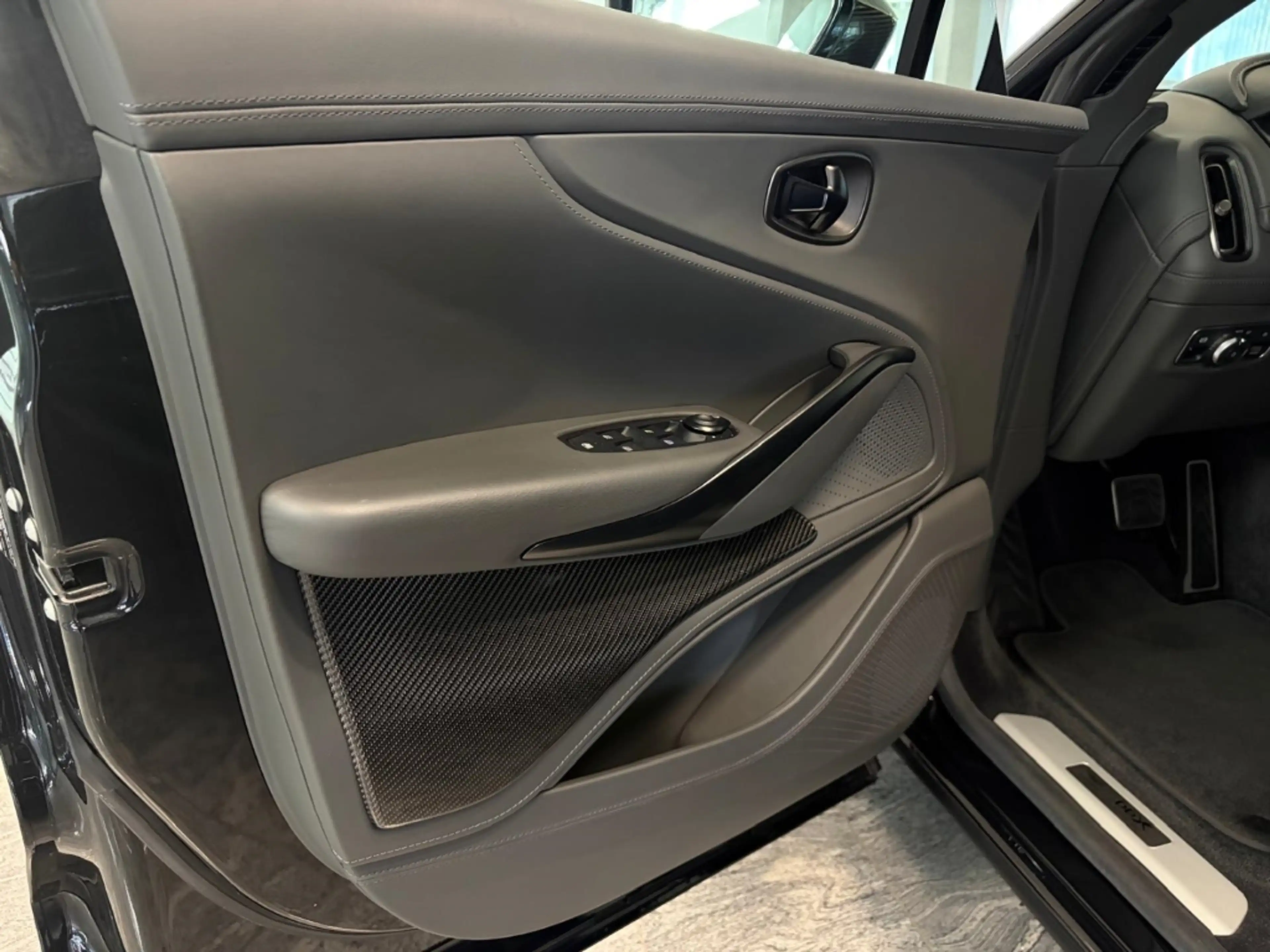 Aston Martin DBX 707 Oberon Black / Phantom Grey Carbon Ext. — photo 11