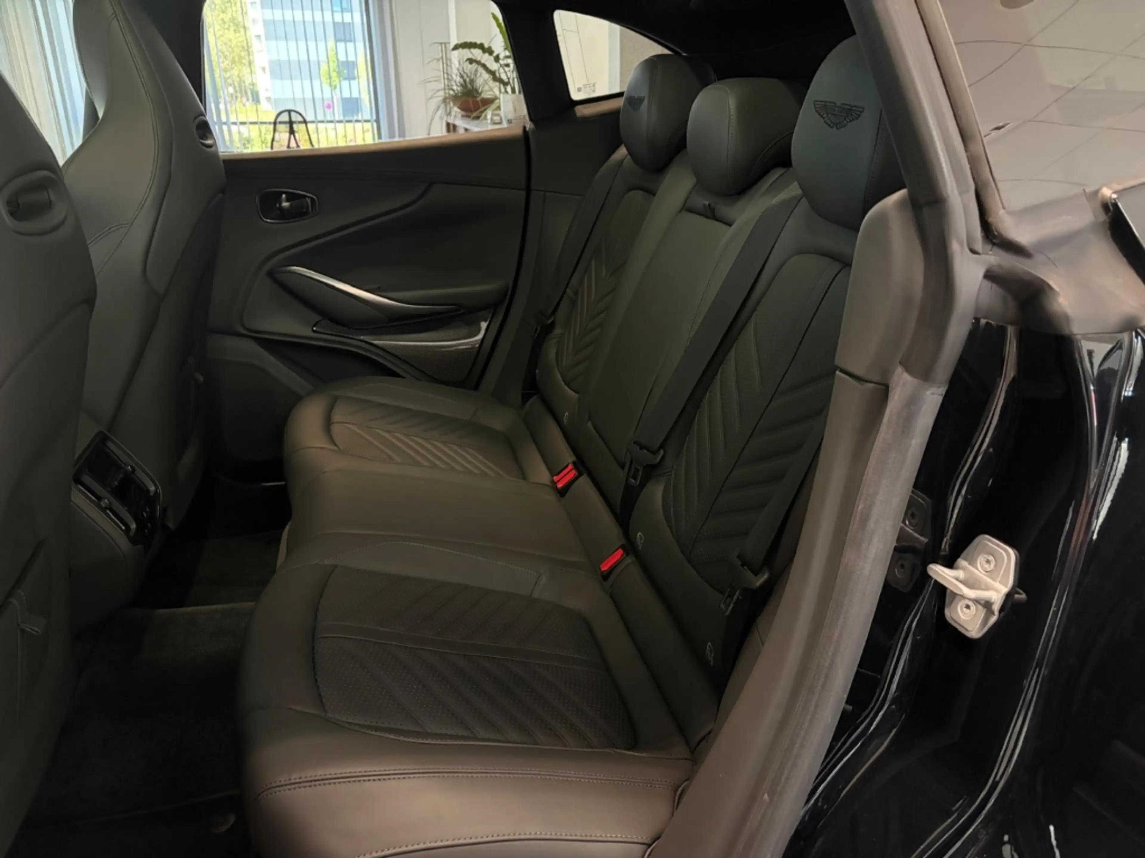 Aston Martin DBX 707 Oberon Black / Phantom Grey Carbon Ext. — photo 13