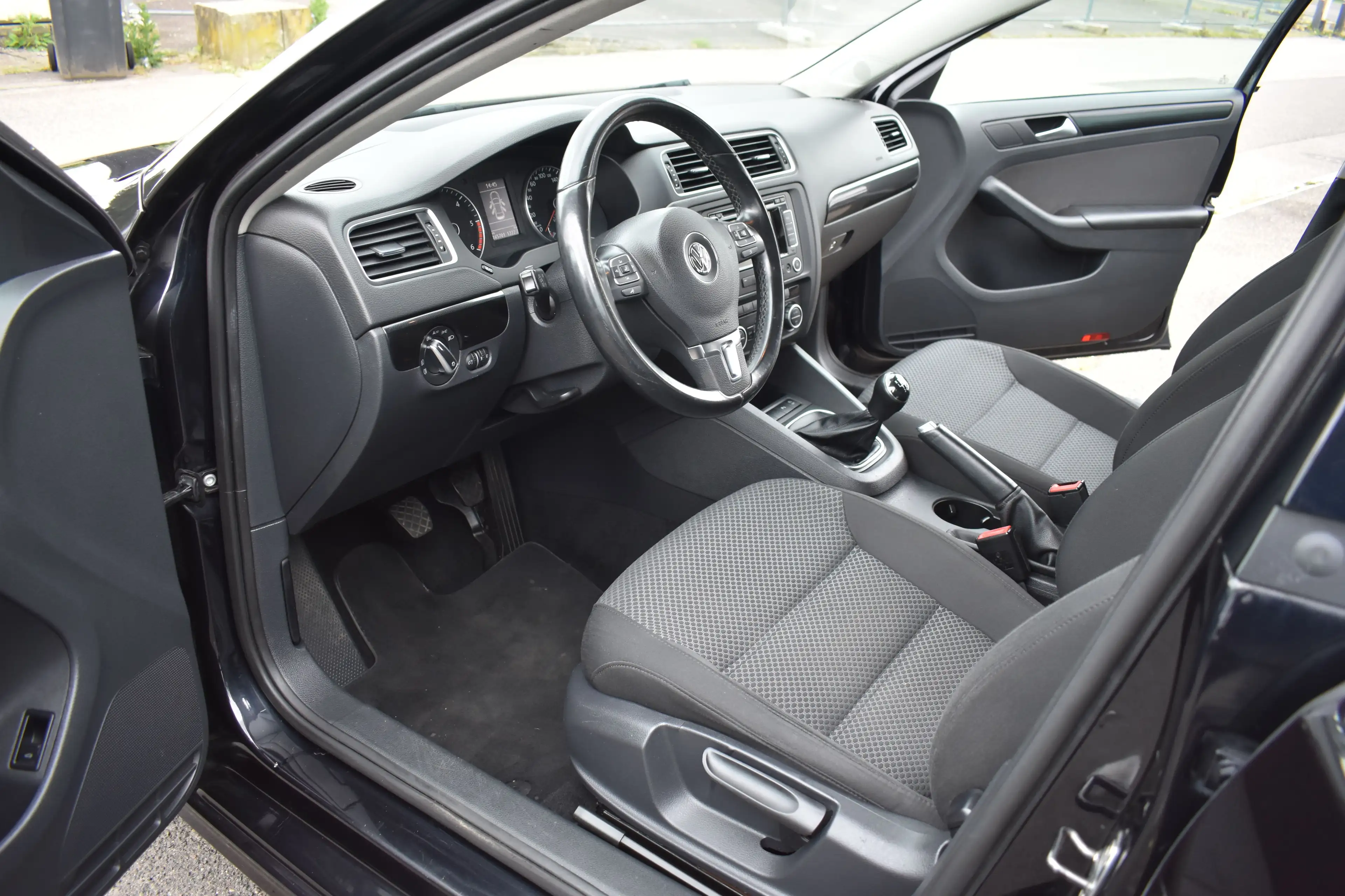 Volkswagen Jetta Comfortline BMT *PDC*TEMPOMAT*ALLWETTER*TÜV NEU — photo 15