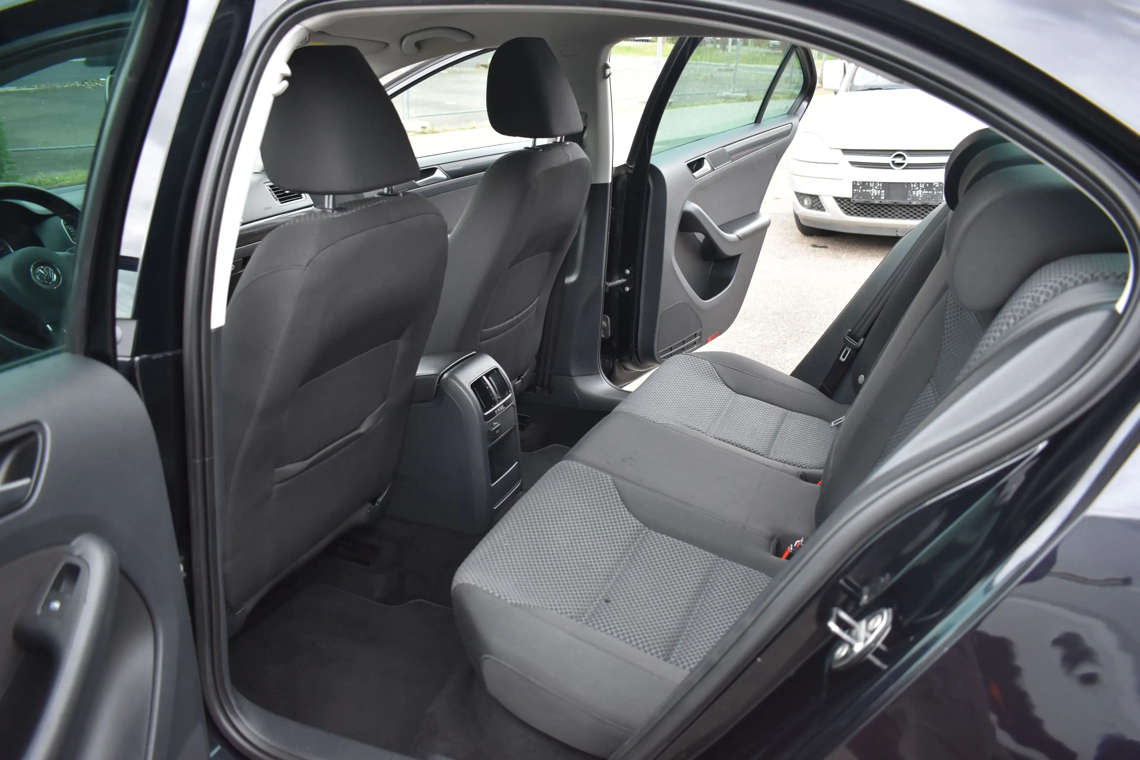Volkswagen Jetta Comfortline BMT *PDC*TEMPOMAT*ALLWETTER*TÜV NEU — photo 14