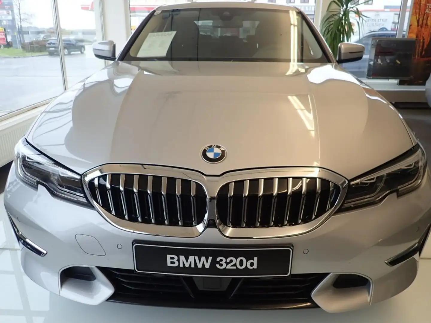 BMW 320 320d xDrive Limousine Aut. Luxury Line Silber - 2