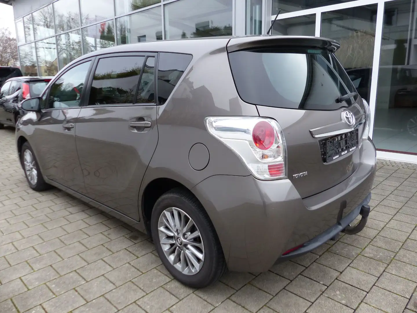 Toyota Verso 1.6 D-4D DPF Comfort Navi Tempomat SHZ AHK Grau - 2