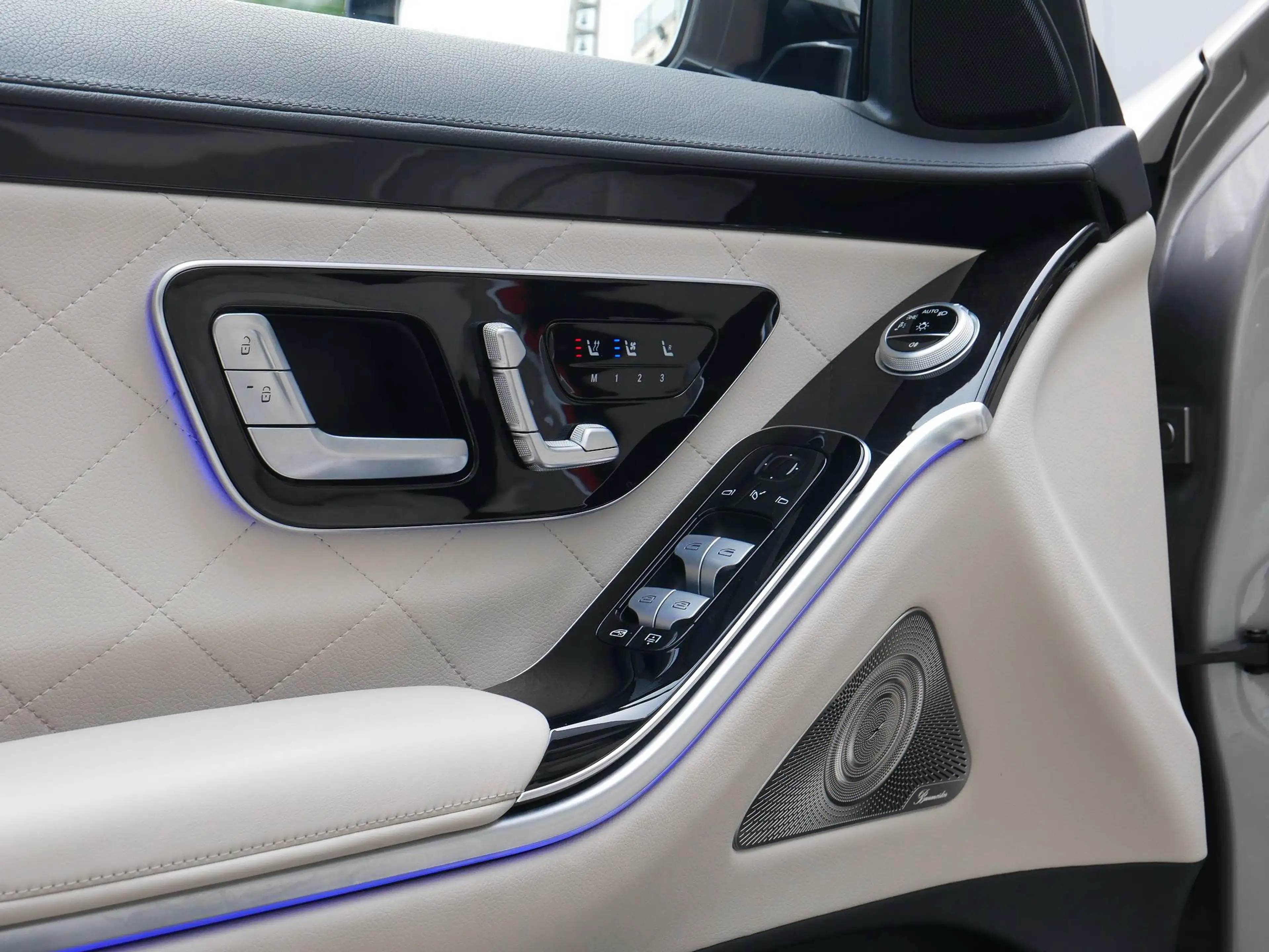 Mercedes-Benz S 580 e L Long Business Class Seats/Tables/Nappa — photo 11