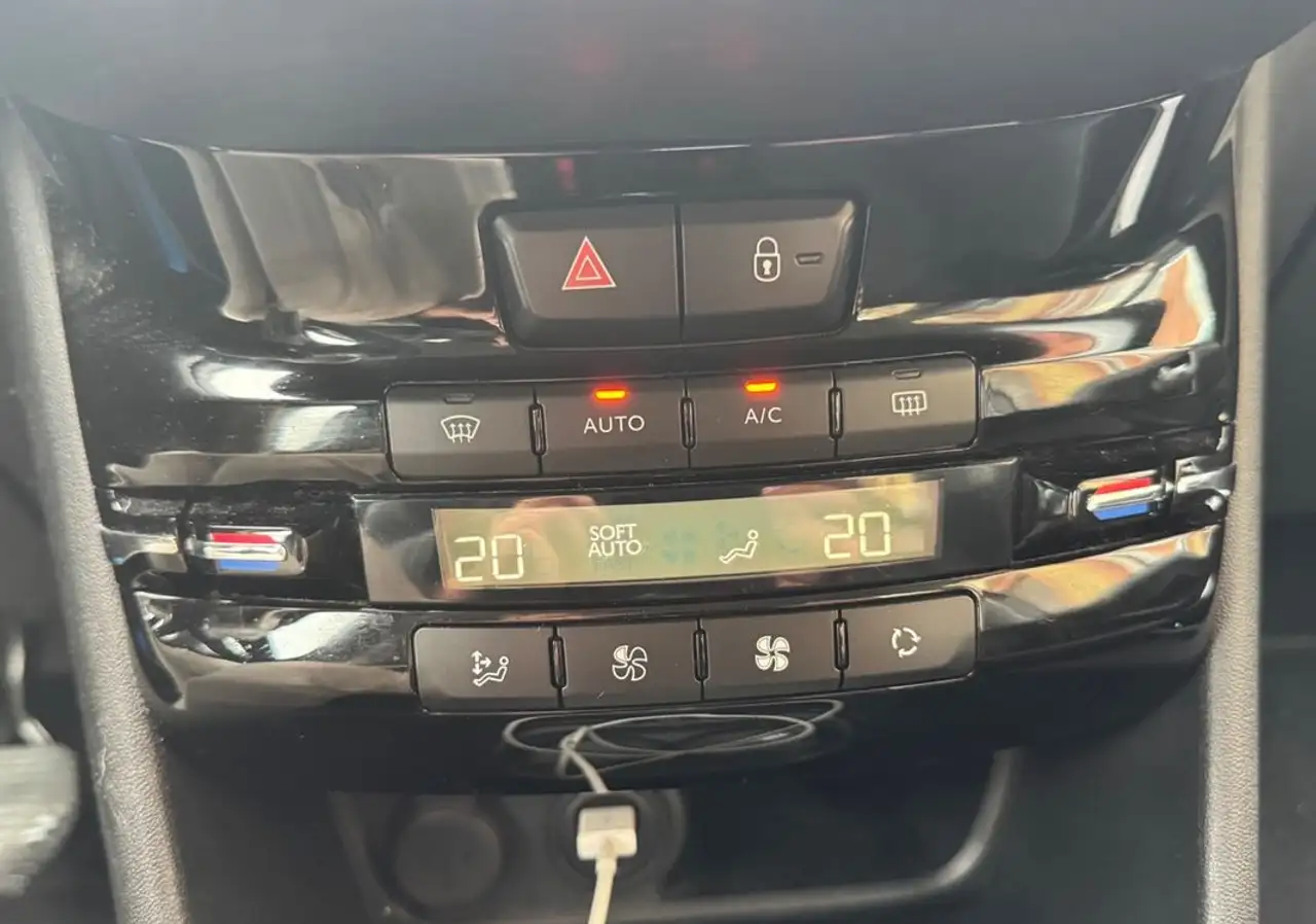 Peugeot 208 208 — photo 23