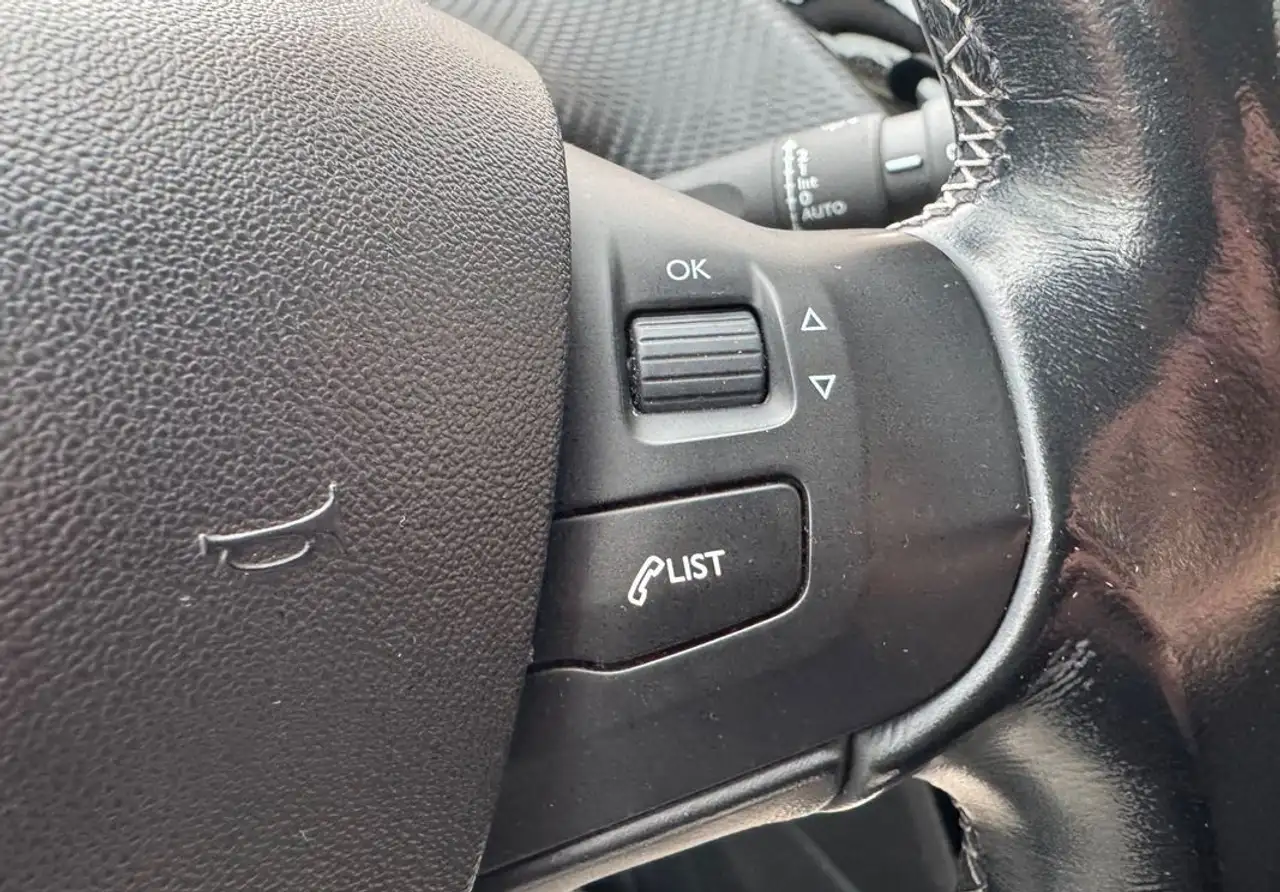 Peugeot 208 208 — photo 18