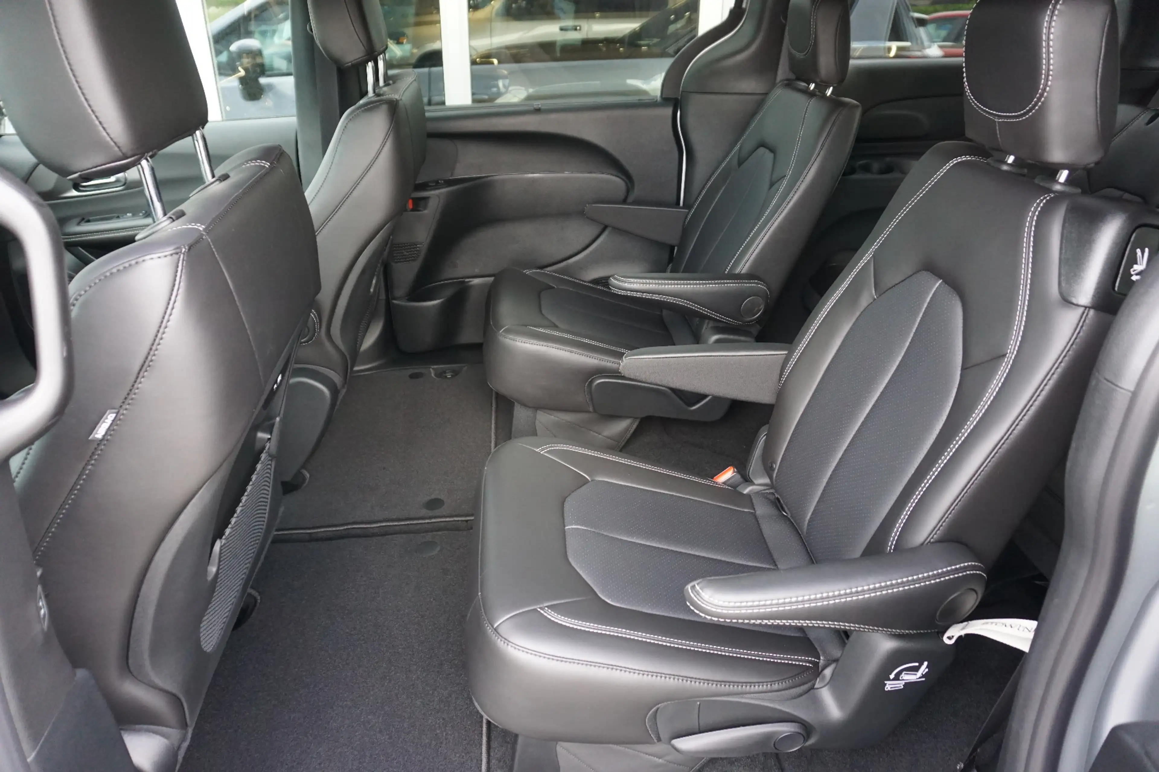 Chrysler Pacifica 3.6 Select FWD — photo 9