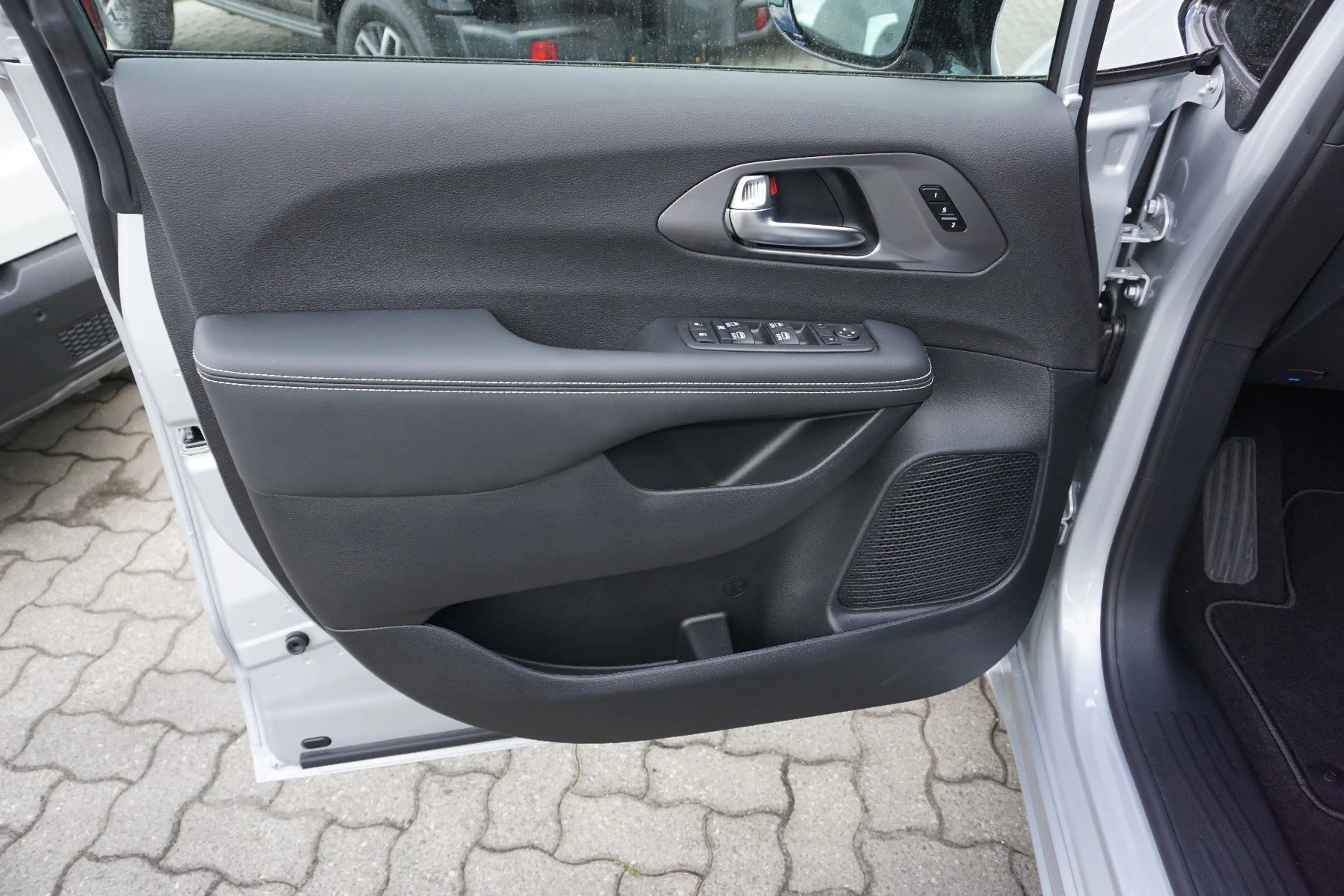 Chrysler Pacifica 3.6 Select FWD — photo 12