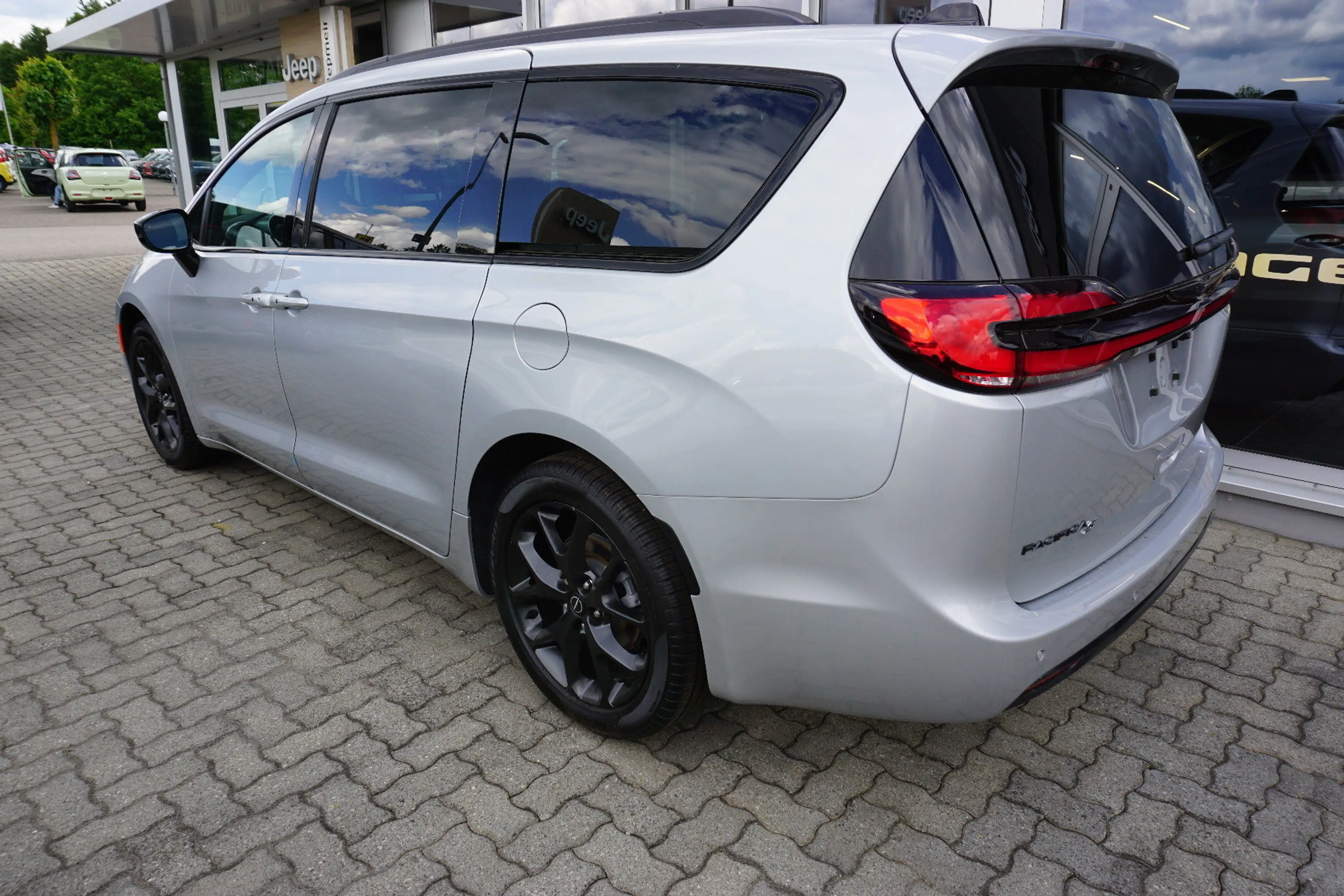 Chrysler Pacifica 3.6 Select FWD — photo 3