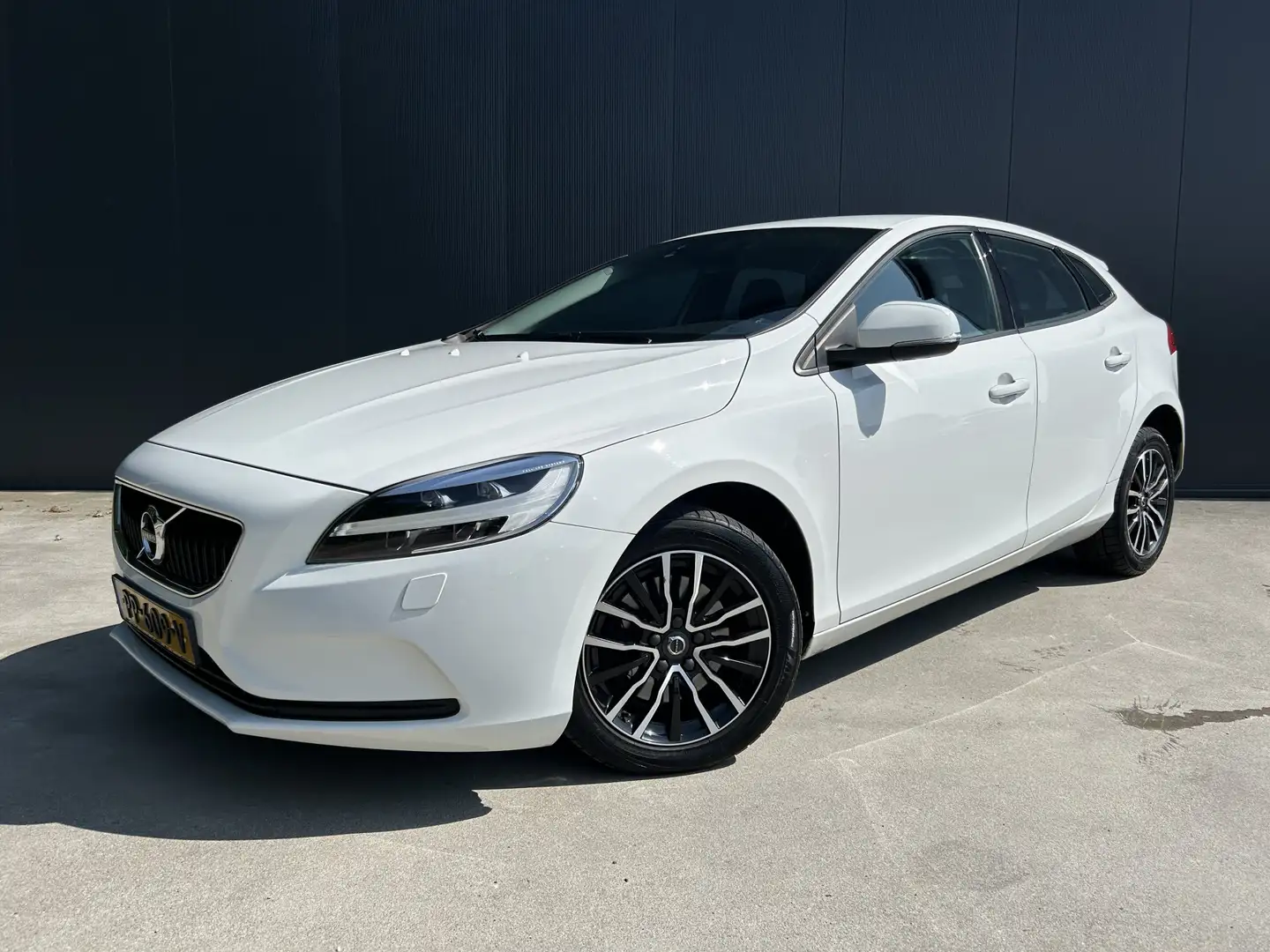 Volvo V40 2.0 T2 Nordic+ CAMERA HALF LEER LED NAVI CRUISE EC Wit - 1