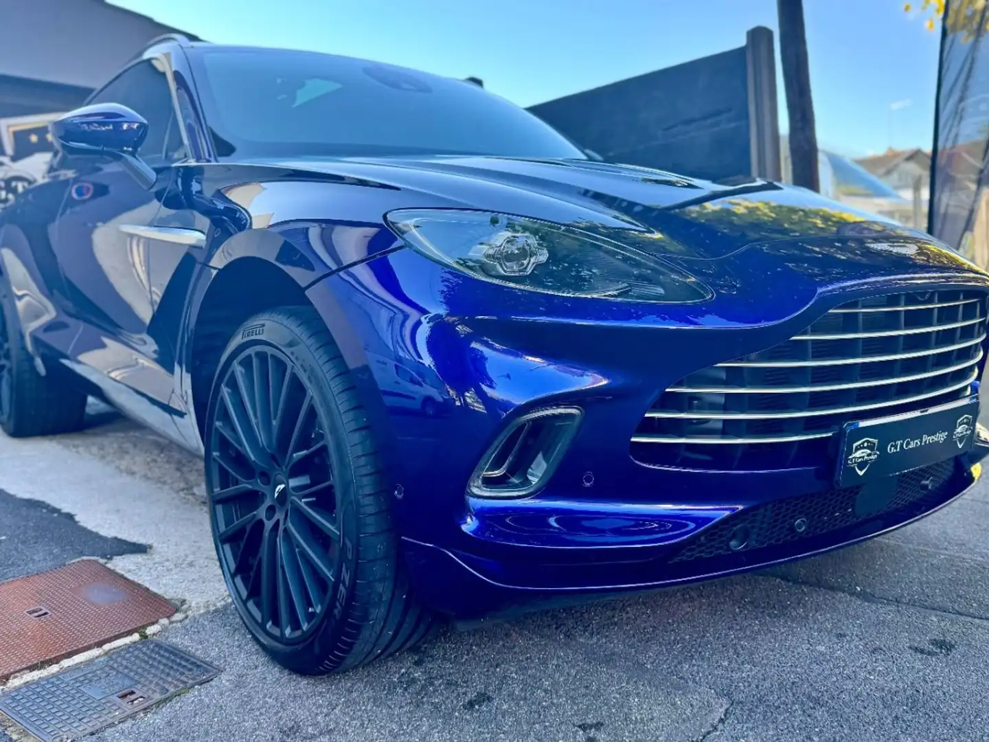 Aston Martin DBX - 2