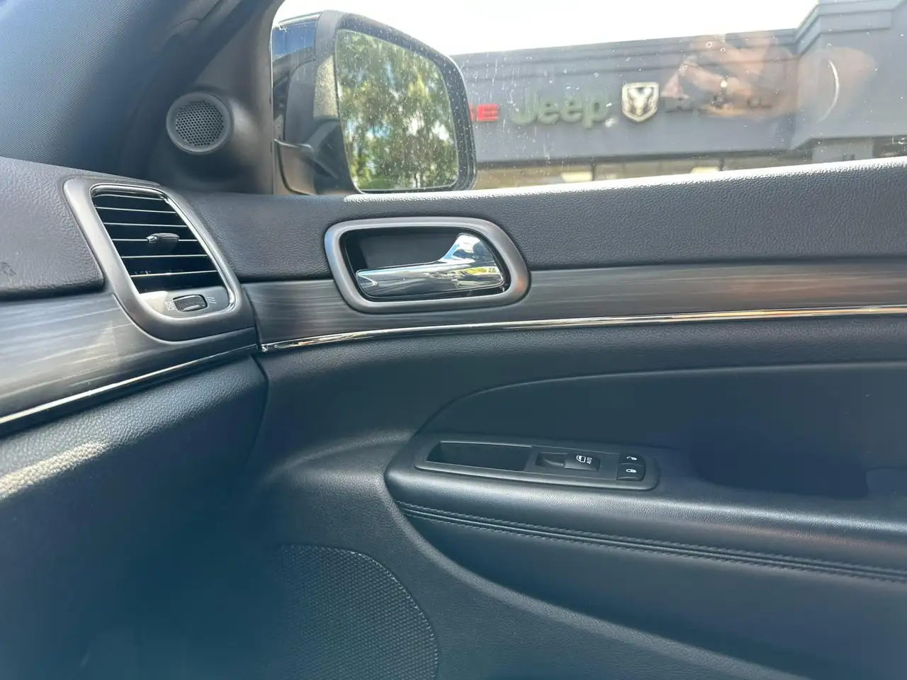 Jeep Grand Cherokee снимка Jeep Grand Cherokee