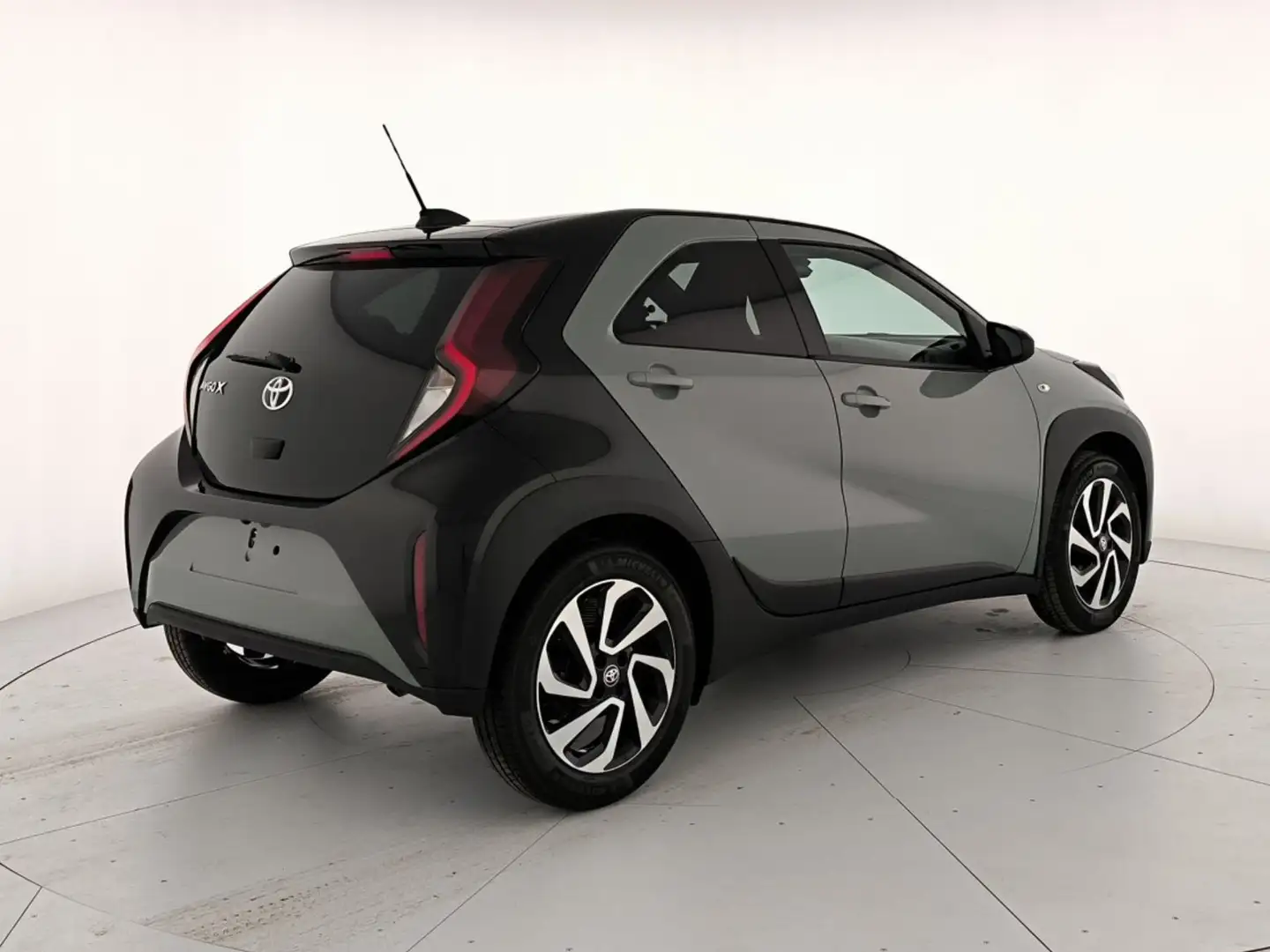 Toyota Aygo X x 1.0 trend 72cv Nero - 2