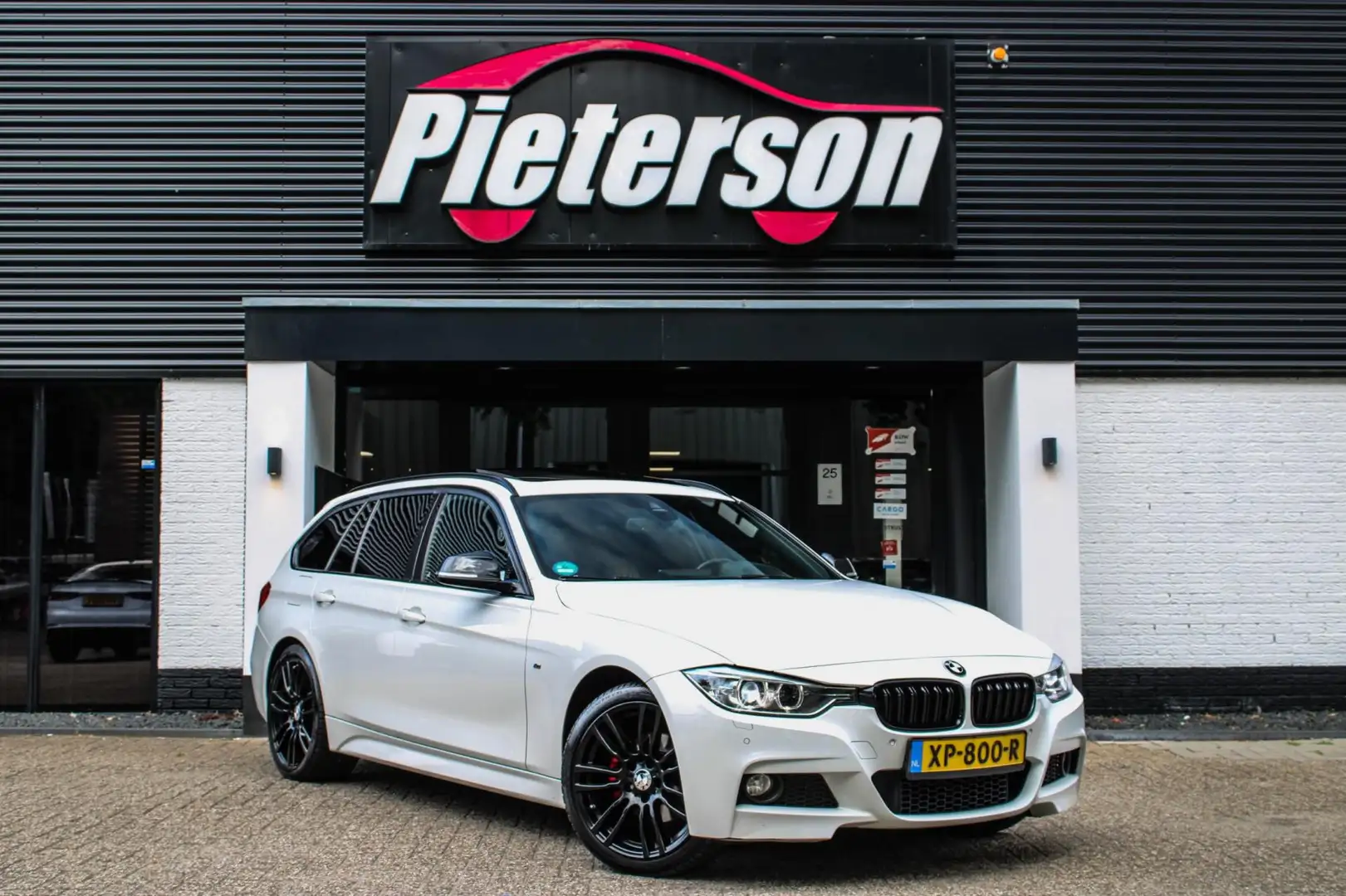 BMW 320 3-serie Touring 320d xDrive M-Pakket PANO CAMERA X White - 1