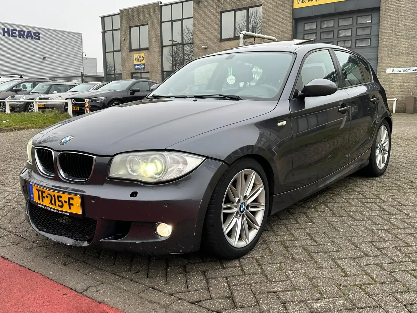 BMW 120 1-serie 120d High Executive Pano! M Pakket! 163PK Šedá - 2