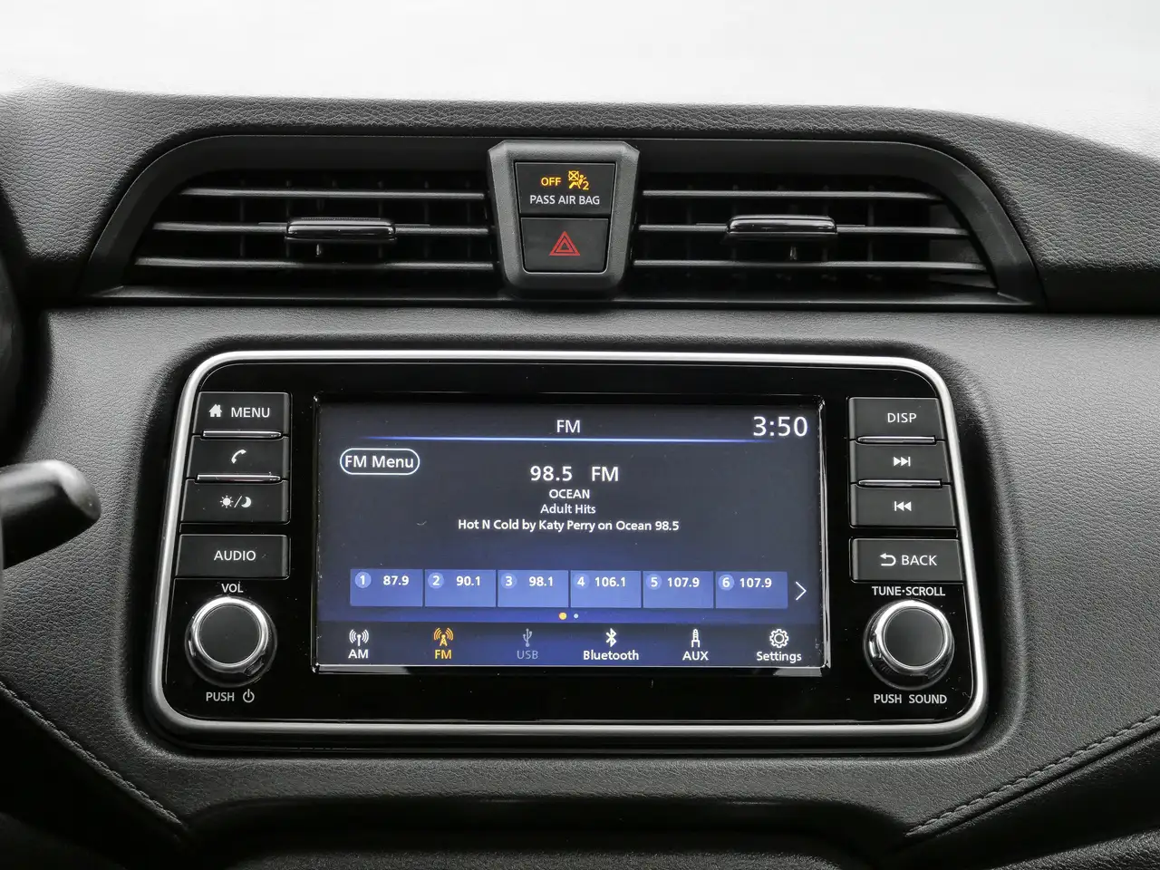 Nissan Versa снимка Nissan Versa