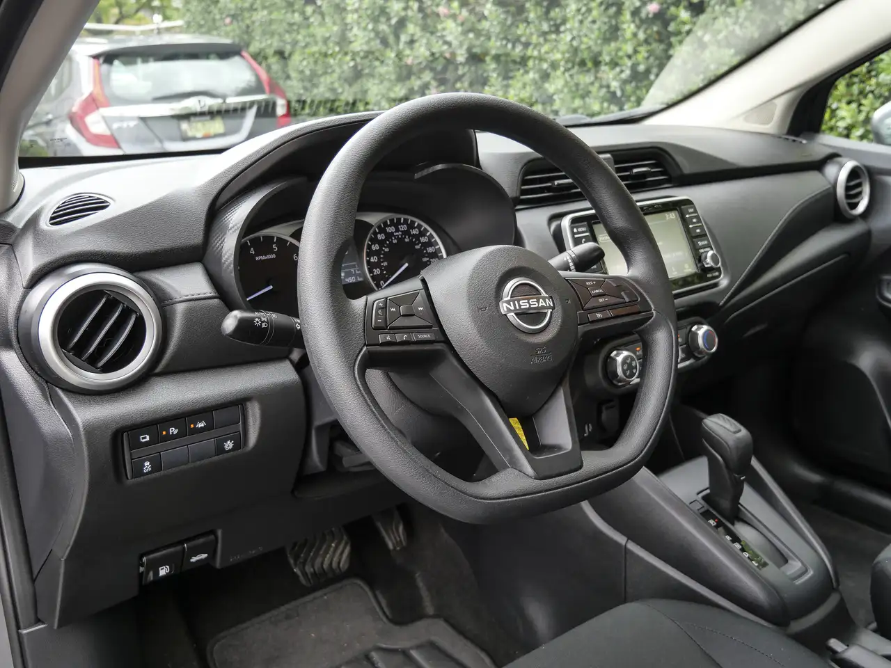 Nissan Versa снимка Nissan Versa